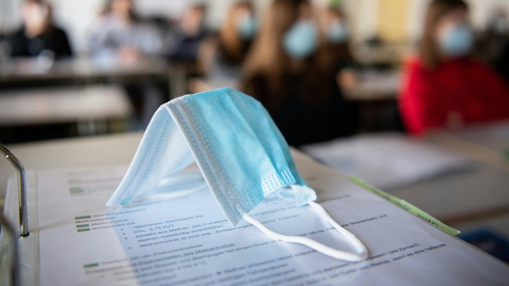 Die Maskenpflicht im Unterricht bleibt für die meisten Schüler in Niedersachsen vorerst bestehen. Foto: dpa/Balk