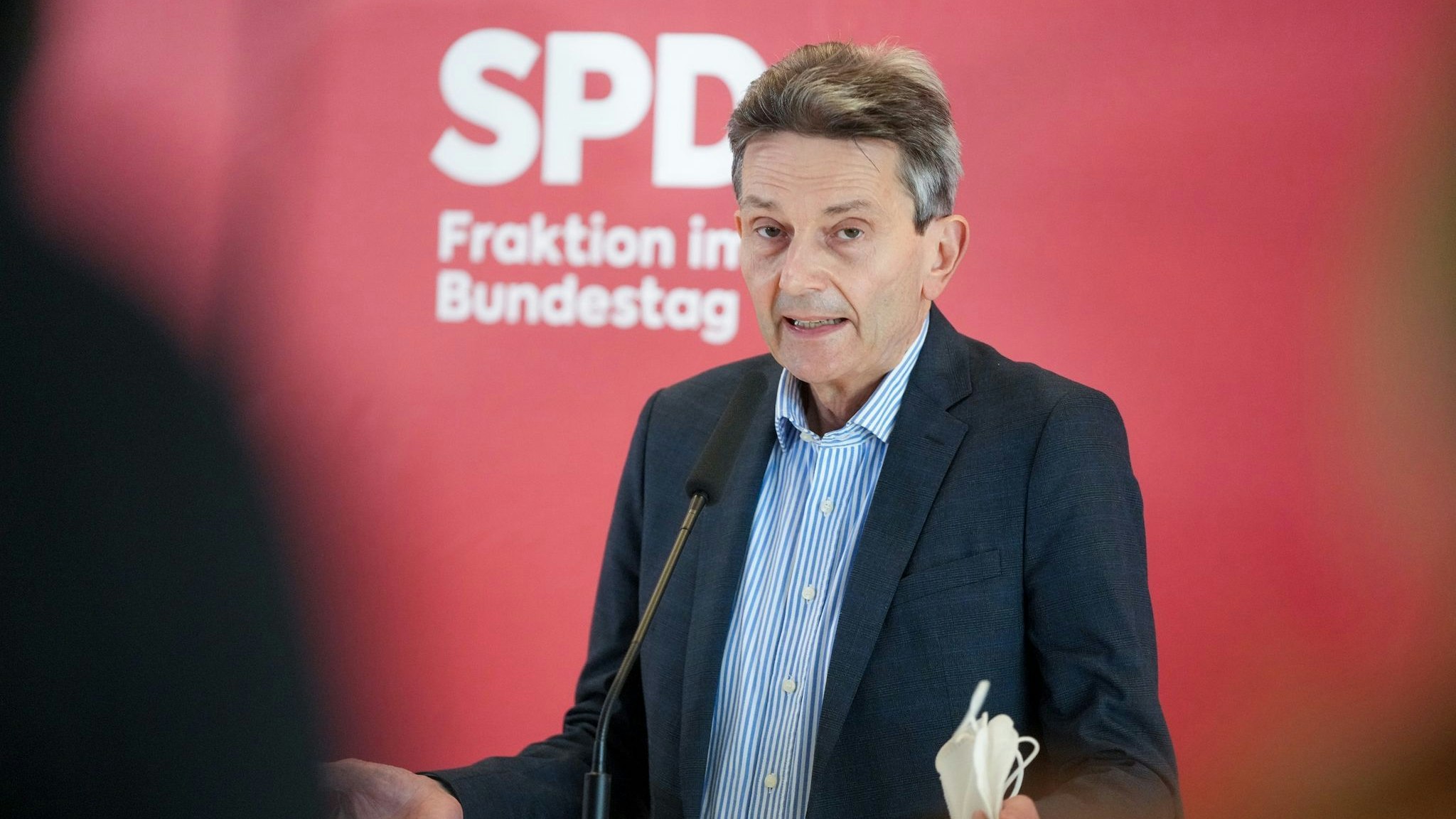Rolf Mützenich, Vorsitzender der SPD-Bundestagsfraktion, gibt ein Pressestatement vor der Fraktionssitzung seiner Partei im Bundestag. Foto: dpa/Nietfeld