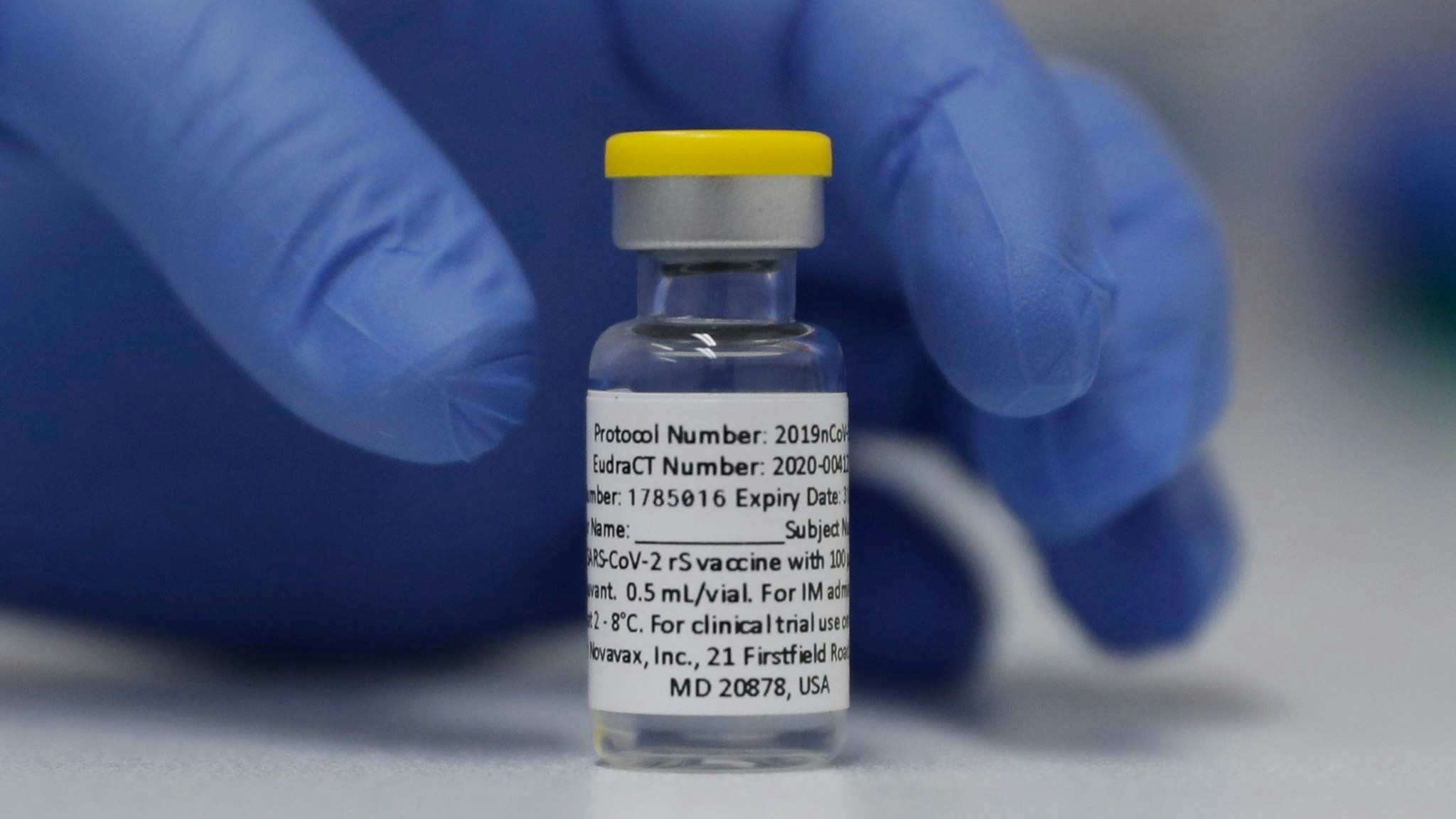 Eine Ampulle mit dem Corona-Impfstoff von Novavax steht während einer Studie im St. George's University Hospital in London auf einem Tisch bereit. Foto: dpa/AP/Grant