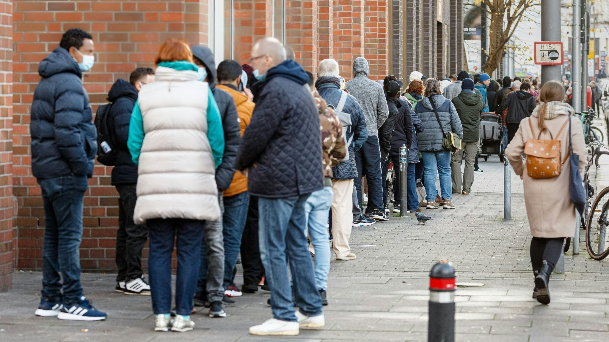 Eine lange Schlange von Impfwilligen wartet vor einem Impfzentrum in Hamburg, um dort das offene Impfangebot wahrzunehmen. Foto: Markus Scholz / dpa