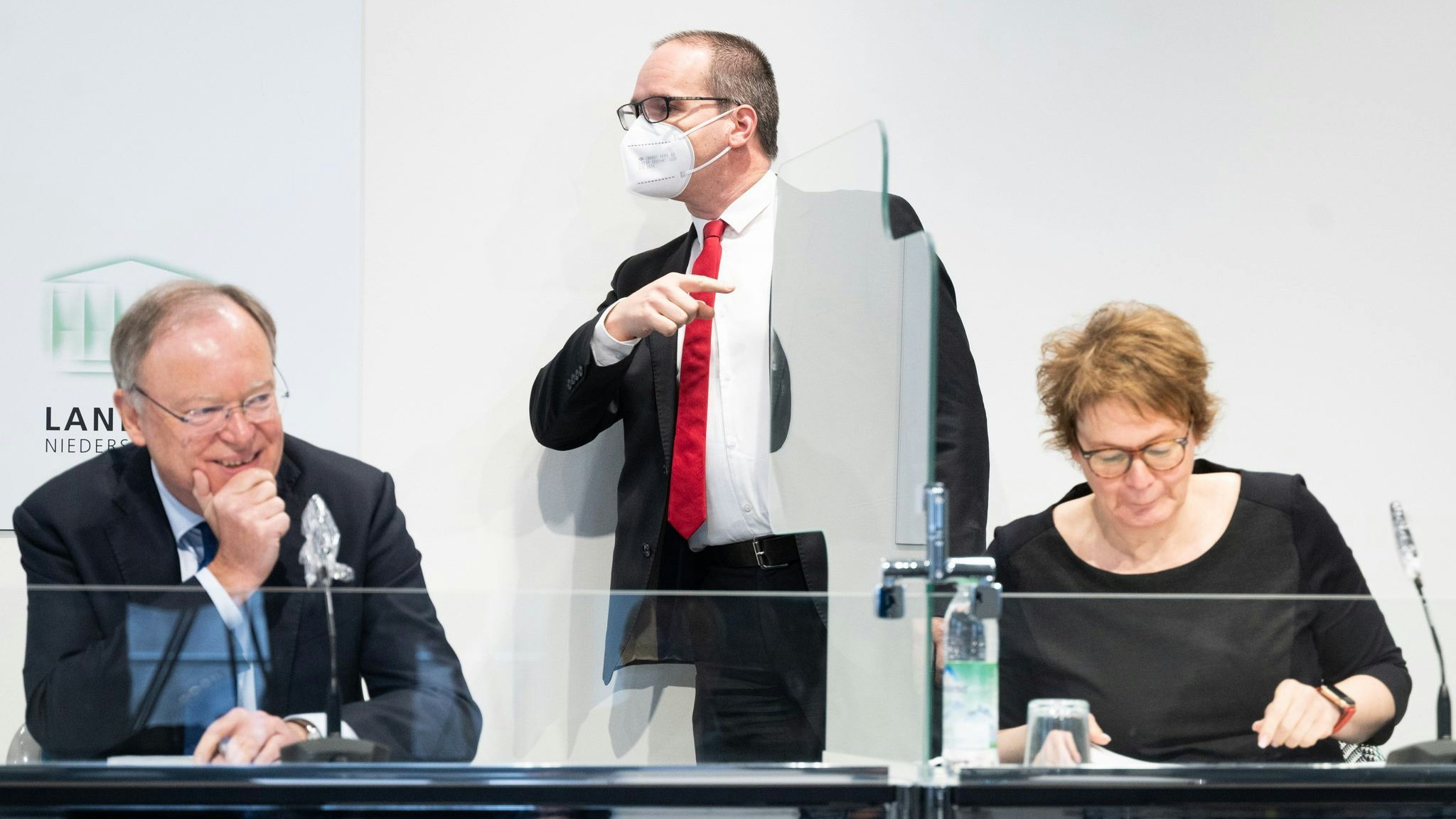 Grant Hendrik Tonne (SPD) mit Niedersachsens Ministerpräsident Stephan Weil (l-r, SPD) und Gesundheitsministerin Daniela Behrens (SPD) Foto: dpa/Stratenschulte