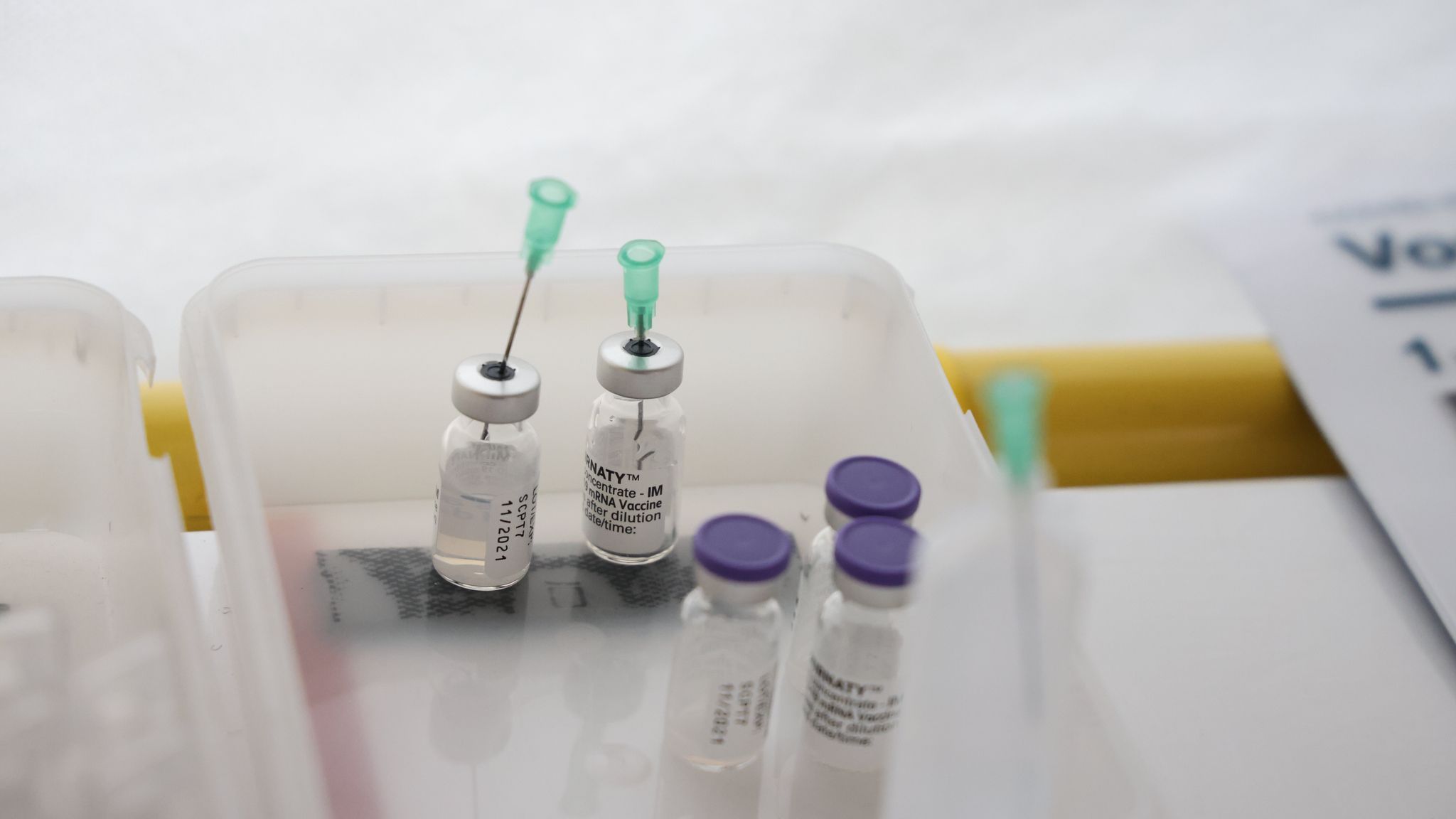 Spritzen und Ampullen mit dem Impfstoff von Biontech: Wirkt der auch gegen die neue Variante? Foto: dpa/Schackow