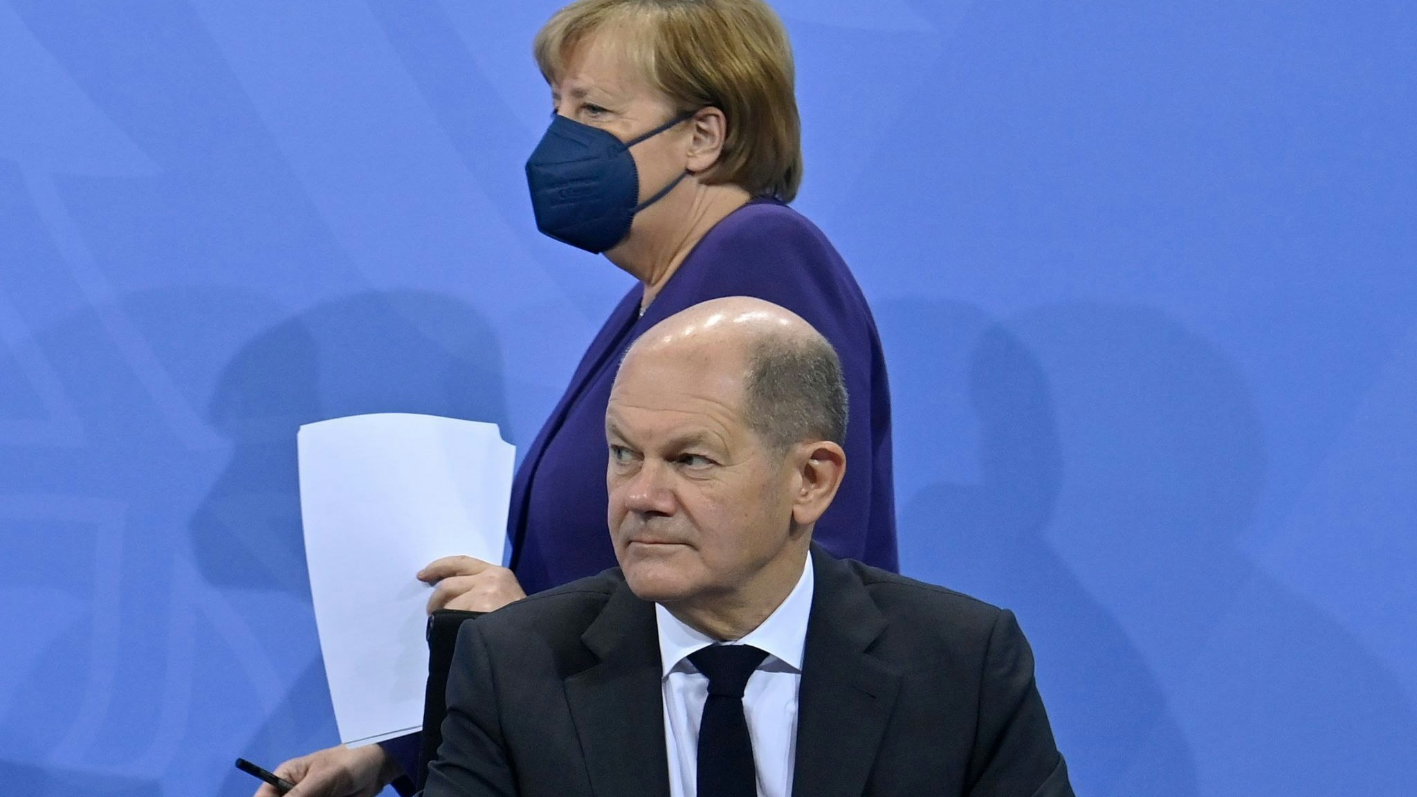 Angela Merkel und Olaf Scholz gaben nach der Bund-Länder-Konferenz im Bundeskanzleramt eine Pressekonferenz. Foto: dpa/AFP/Macdougall