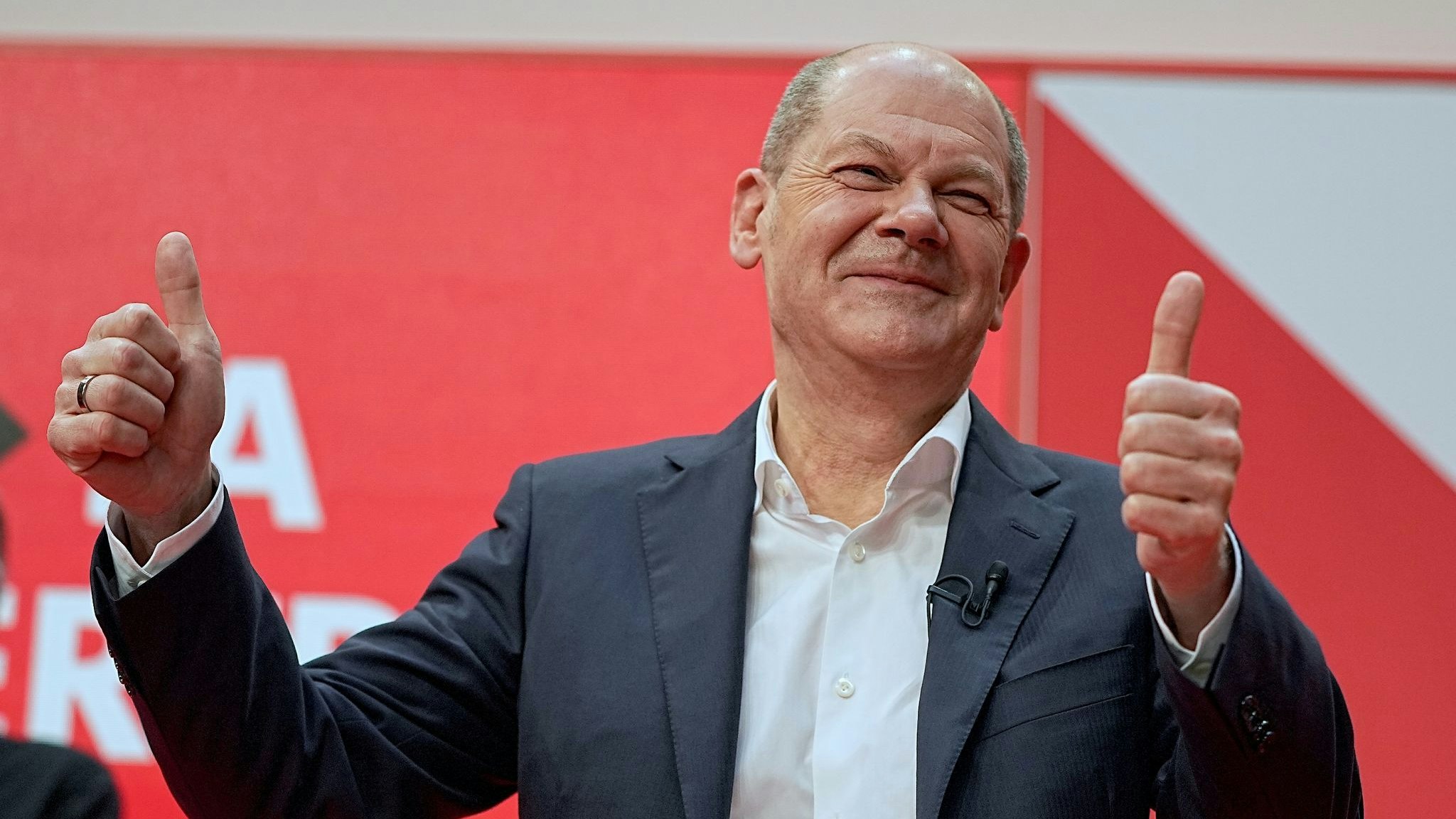 Seine SPD hat der Ampel-Koalition zugestimmt: Der wohl künftige Kanzler Olaf Scholz darf sich freuen. Foto: dpa/Kappeler