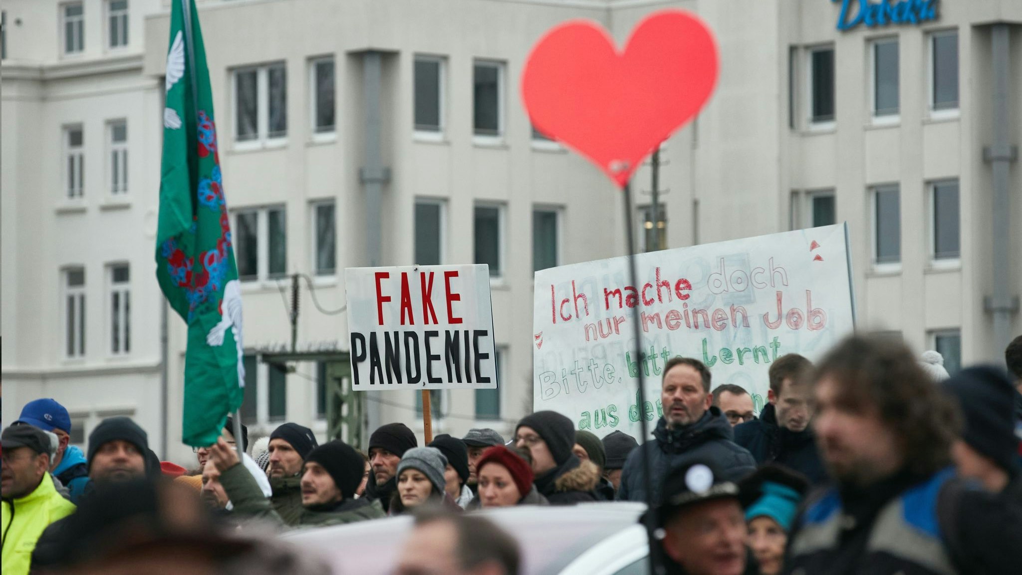 „Fake Pandemie“: Nach Ansicht eines Teilnehmers der Demo in Hamburg ist die Corona-Pandemie eine große Verschwörung. Foto: dpa/Wendt