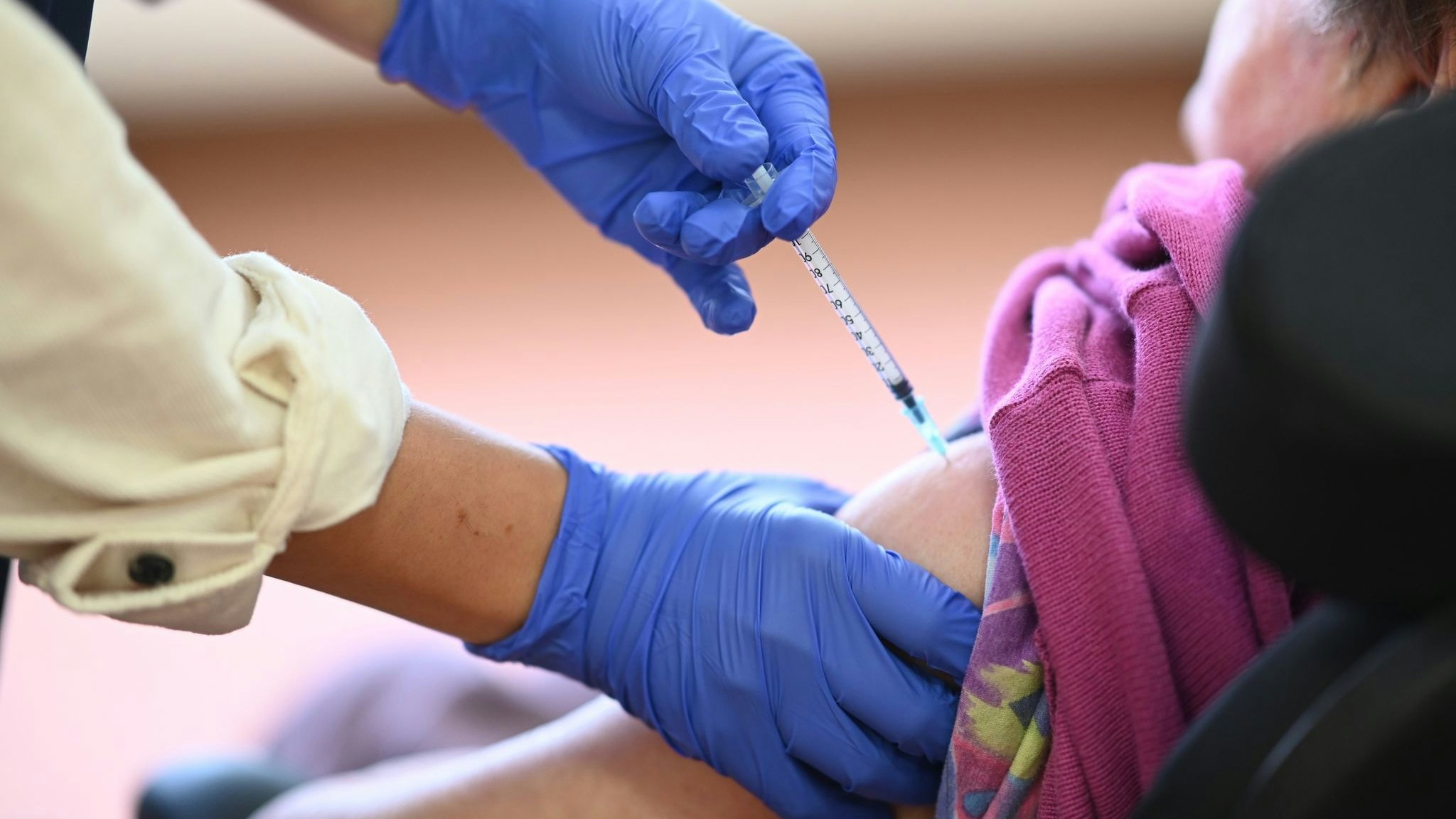Eine Medizinstudentin impft eine Seniorin gegen Corona. Foto: dpa/Kästle