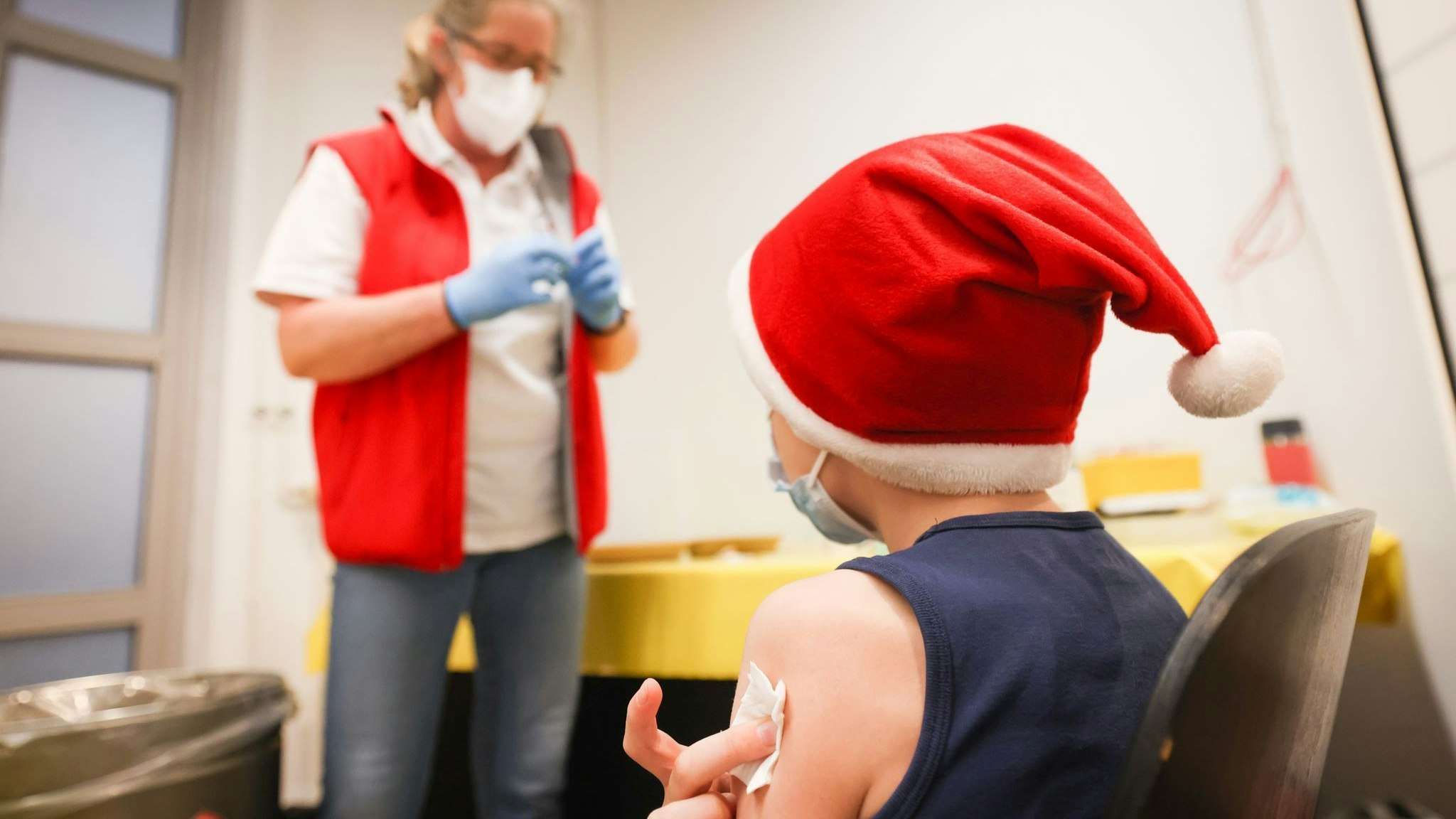 Weihnachtliche Stimmung: Ein Junge lässt sich bei einer Impfaktion nahe Hamburg mit dem Impfstoff von Biontech/Pfizer impfen. Foto: dpa/Charisius