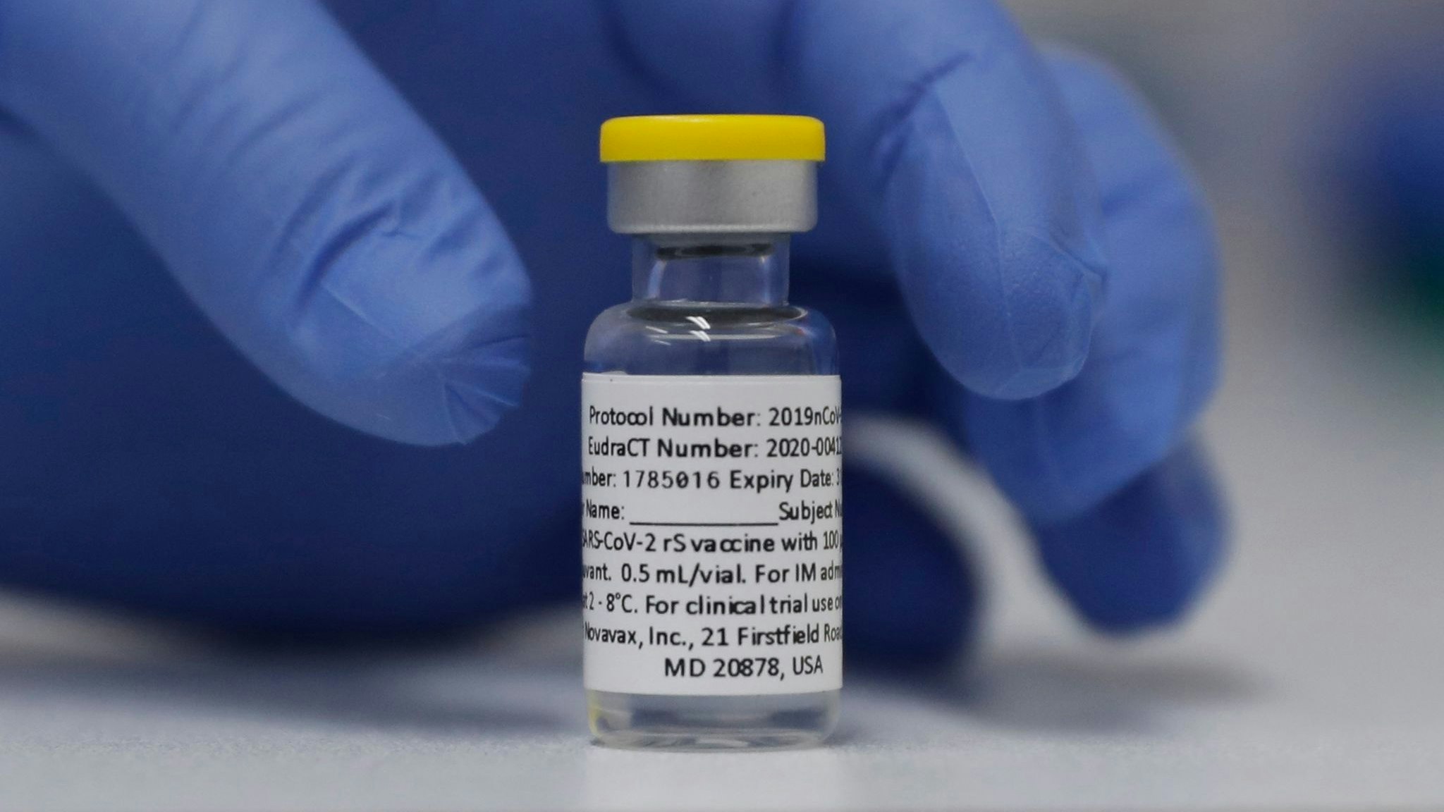 Eine Ampulle mit dem Corona-Impfstoff von Novavax. Foto: dpa/AP/Grant