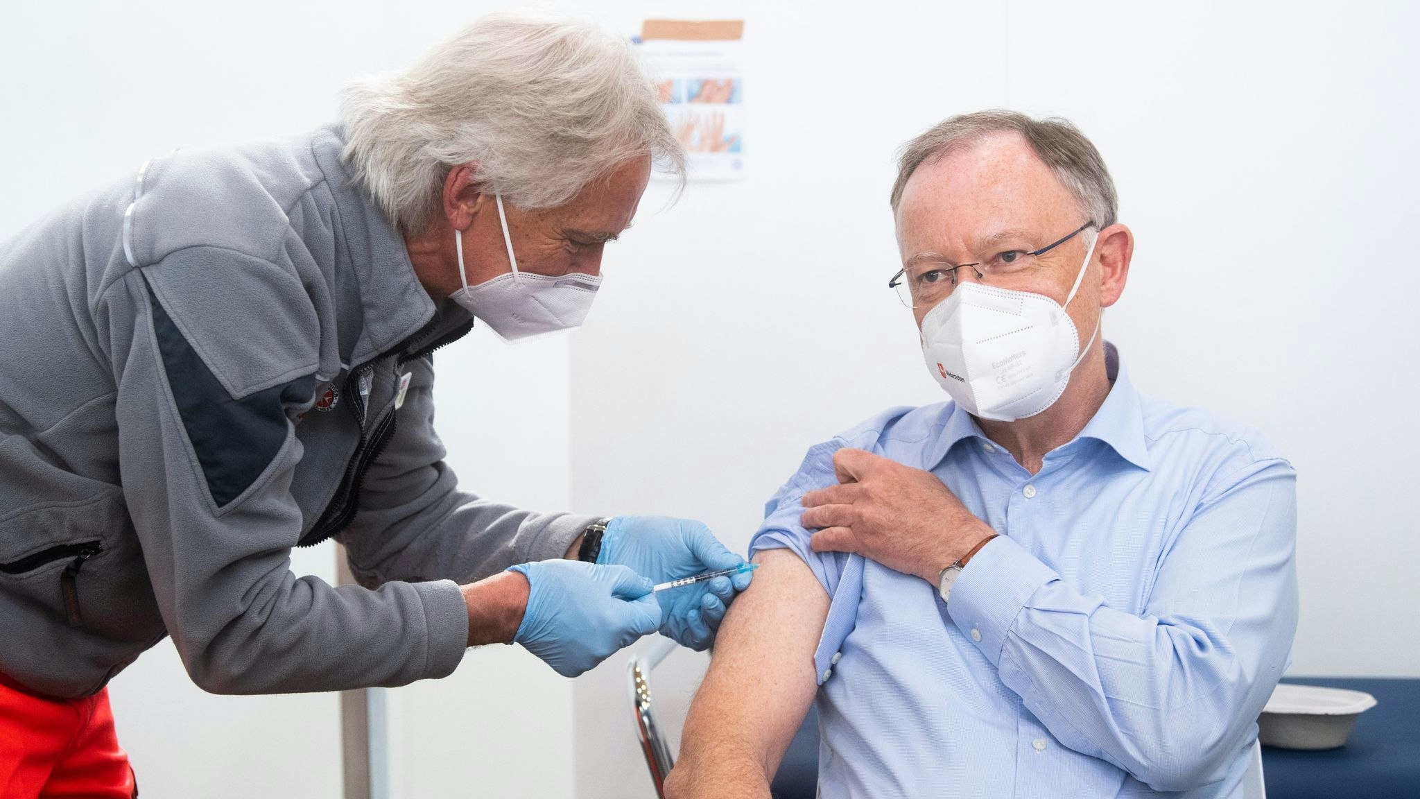 Stephan Weil (SPD), Ministerpräsident Niedersachsen, wird geimpft. Foto: dpa/Stratenschulte