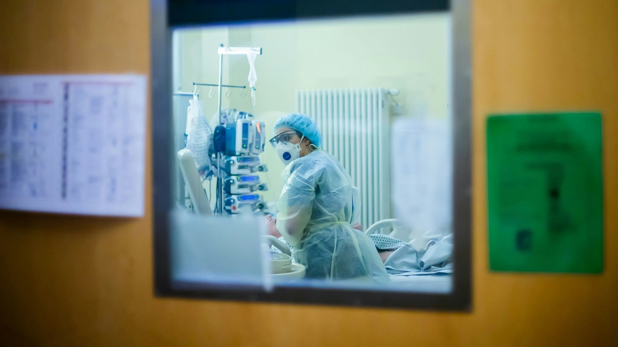 Eine Assistenzärztin betreut auf der Intensivstation des Gemeinschaftskrankenhauses Havelhöhe einen Covid-19-Patienten. Foto: dpa/Soeder