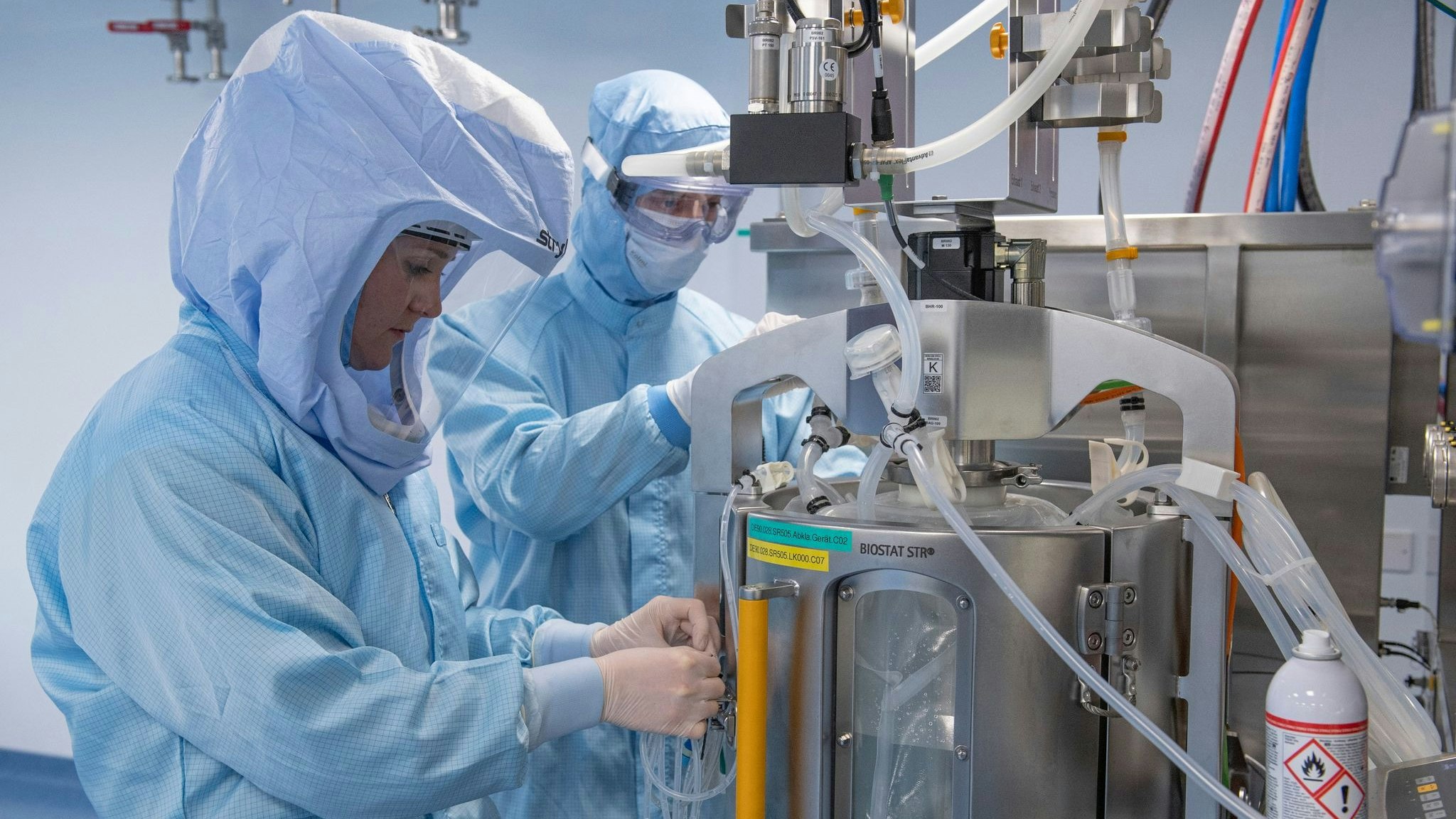 Laborantinnen der Firma Biontech in Marburg simulieren die finalen Arbeitsschritte zur Herstellung des Corona-Impfstoffes an einem Bioreaktor. Foto: dpa/Roessler