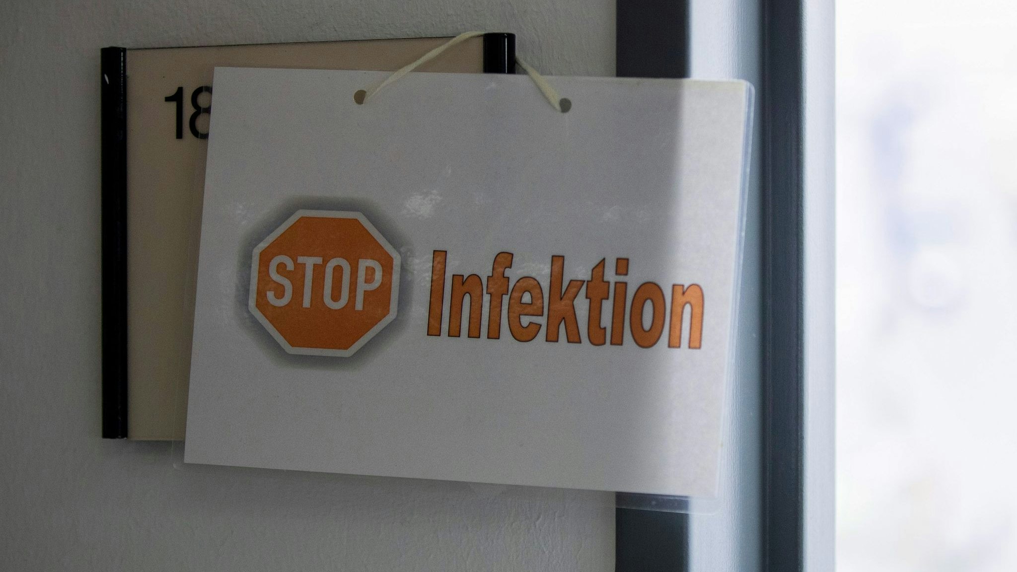 Ein Schild weist auf einer Intesivstation in Düren auf eine Corona-Infektion hin. Foto: dpa/Banneyer