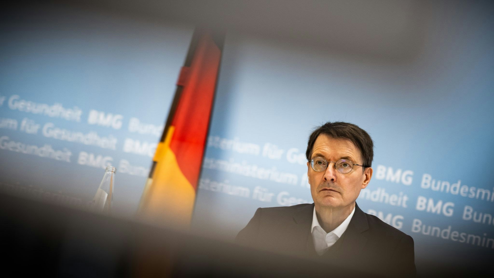 Bundesgesundheitsminister Karl Lauterbach bringt schärfere Kontaktbeschränkungen ins Gespräch. Foto: dpa/Kappeler