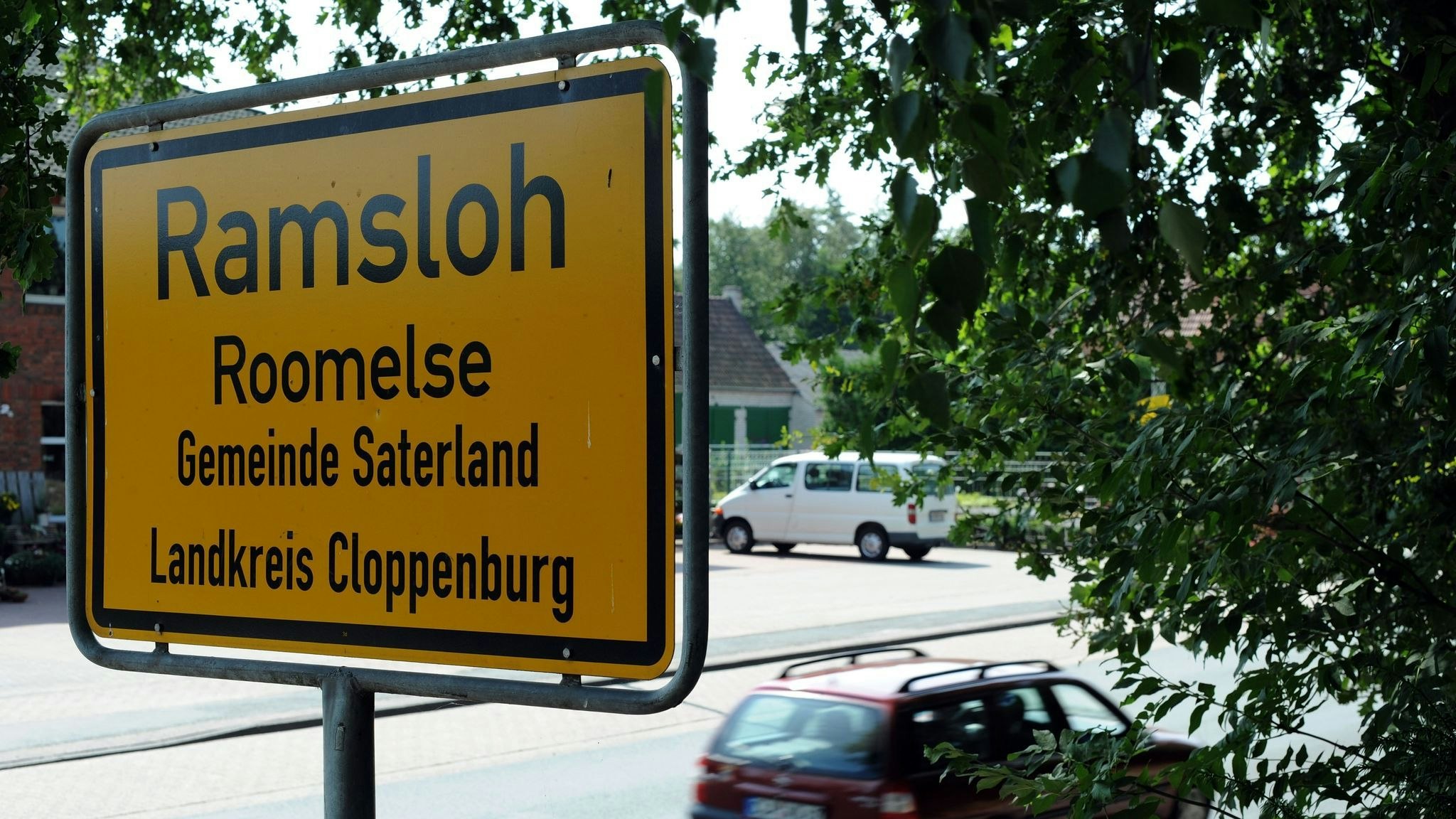 Das Ortsschild ist mit "Ramsloh" und der saterfriesischen Übersetzung "Roomelse" beschriftet. Foto: dpa/Wagner