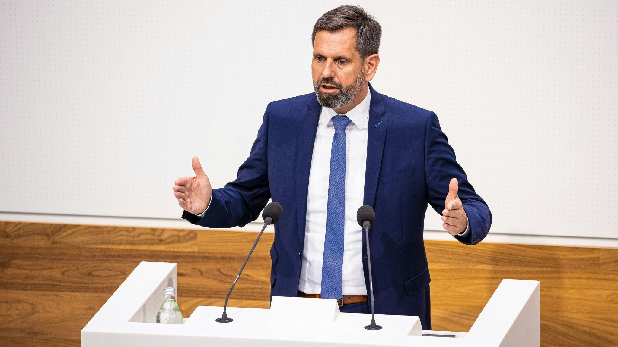 Olaf Lies (SPD), Minister für Wirtschaft, Arbeit und Verkehr in Niedersachsen, spricht. Foto: dpa/Frankenberg