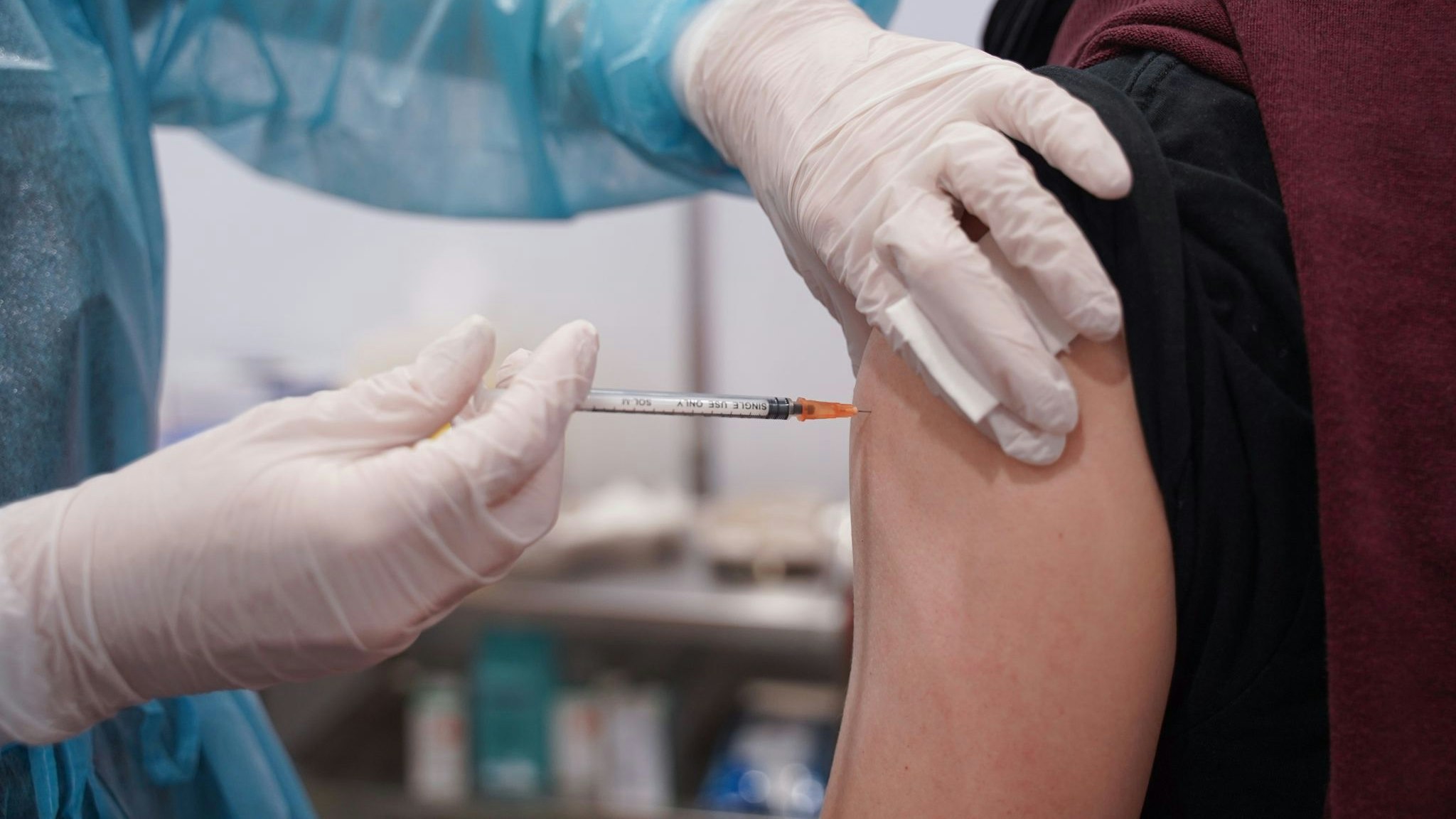 Ein junger Mann wird mit einer Booster-Dosis des Impfstoffs von Moderna geimpft. Foto: dpa/Carstensen