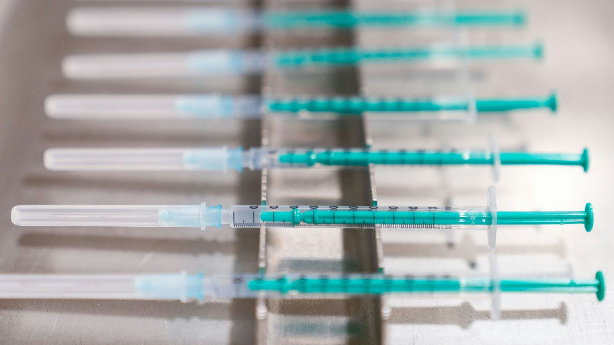 Fertig aufgezogene Spritzen mit dem Impfstoff von Biontech/Pfizer liegen in einem Impfzentrum. Foto: dpa/Armer