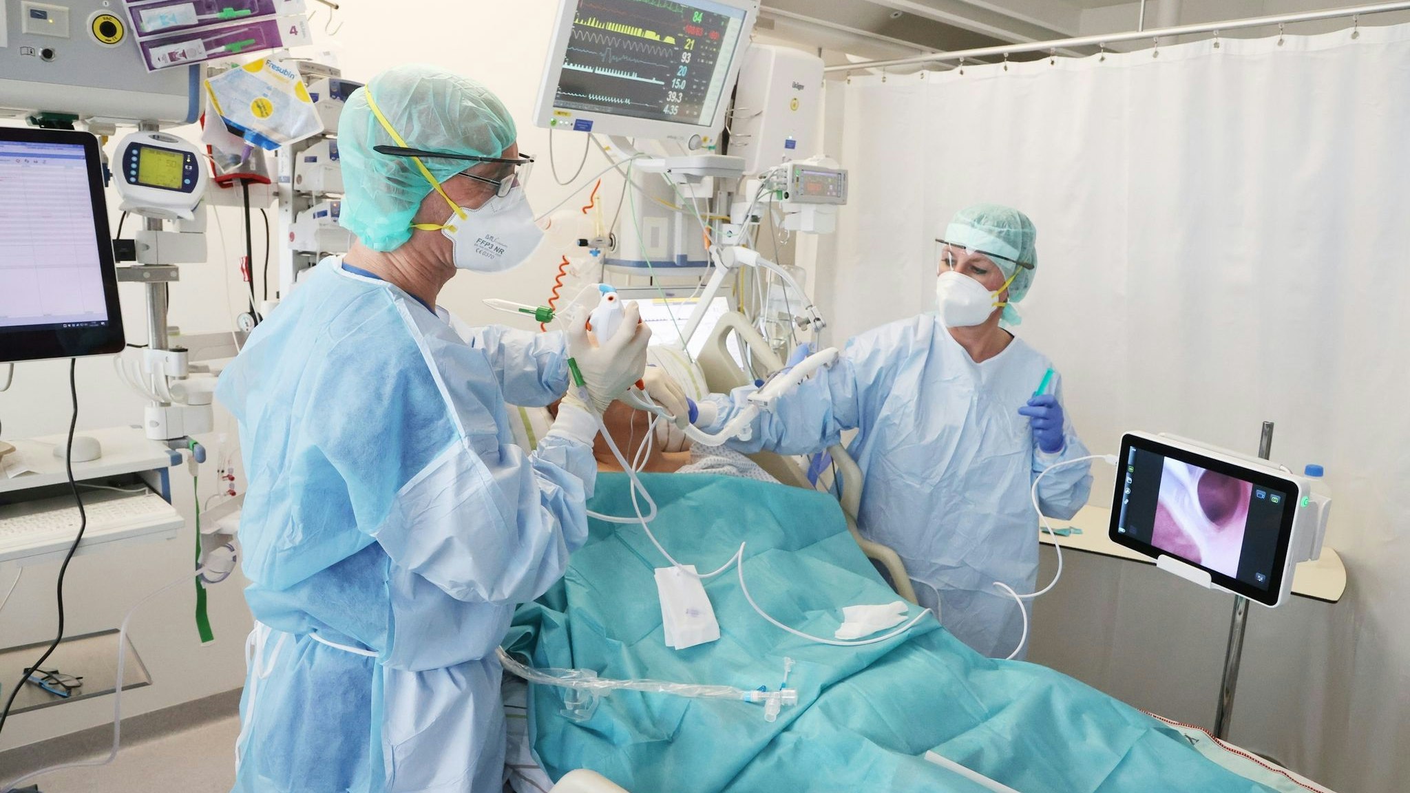Ärzte und Pfleger betreuen einen Patienten auf der Covid-19-Intensivstation im SRH Waldklinikum in Gera. Foto: dpa/Schackow