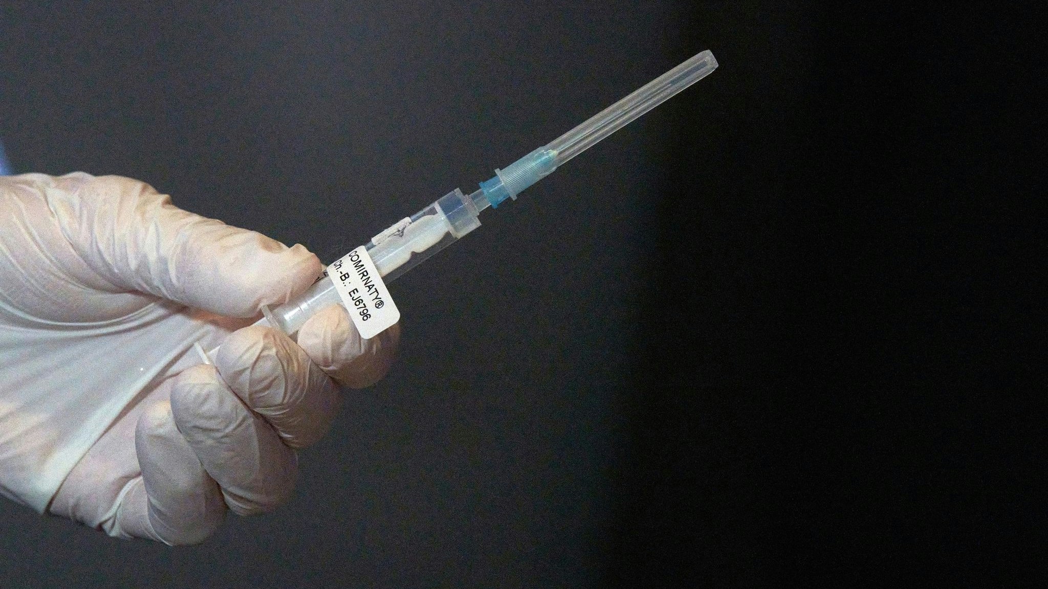 Eine Mitarbeiterin eines Impfteams überprüft eine Spritze mit einem Impfstoff gegen Covid-19. Foto: dpa/Frey