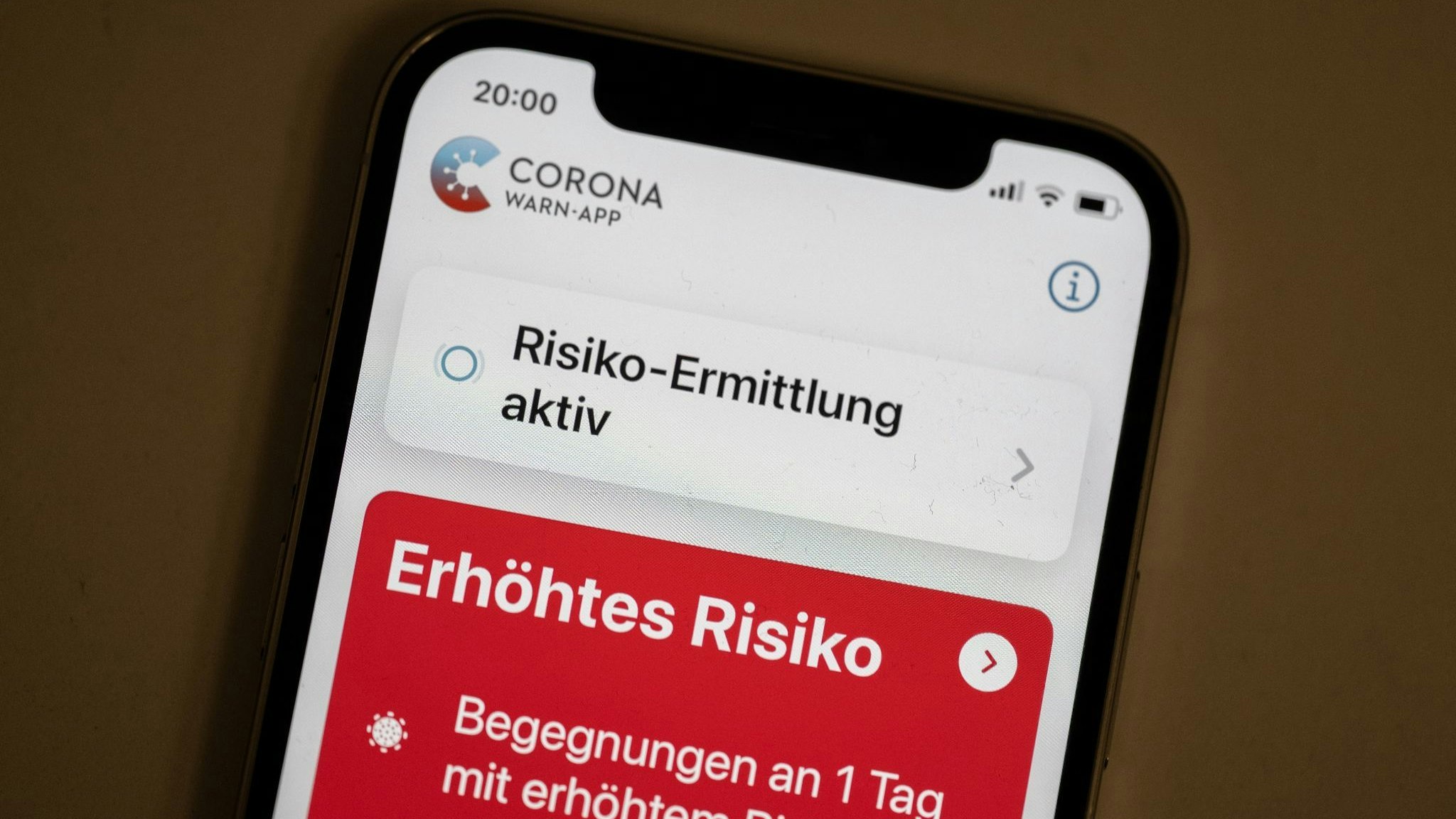 Eine Corona-Warn-App zeigt auf einem Handy ein erhöhtes Risiko an, mit einer an Corona infizierten Person Kontakt gehabt zu haben. Foto: dpa/Weißbrod