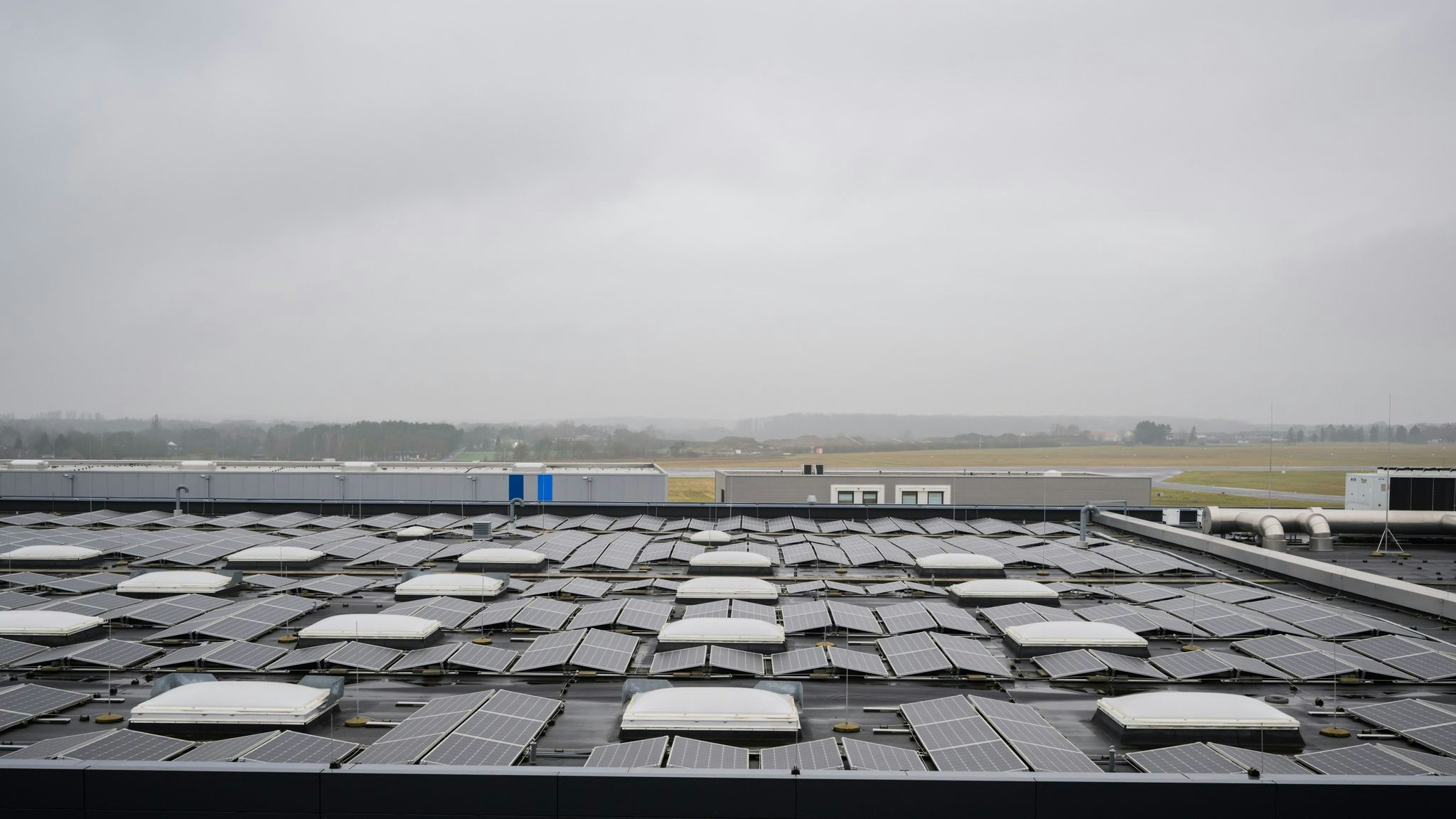 Eine Photovoltaik-Anlage steht auf dem Dach des Niedersächsischen Forschungszentrums Fahrzeugtechnik der TU Braunschweig. Foto: Julian Stratenschulte / dpa