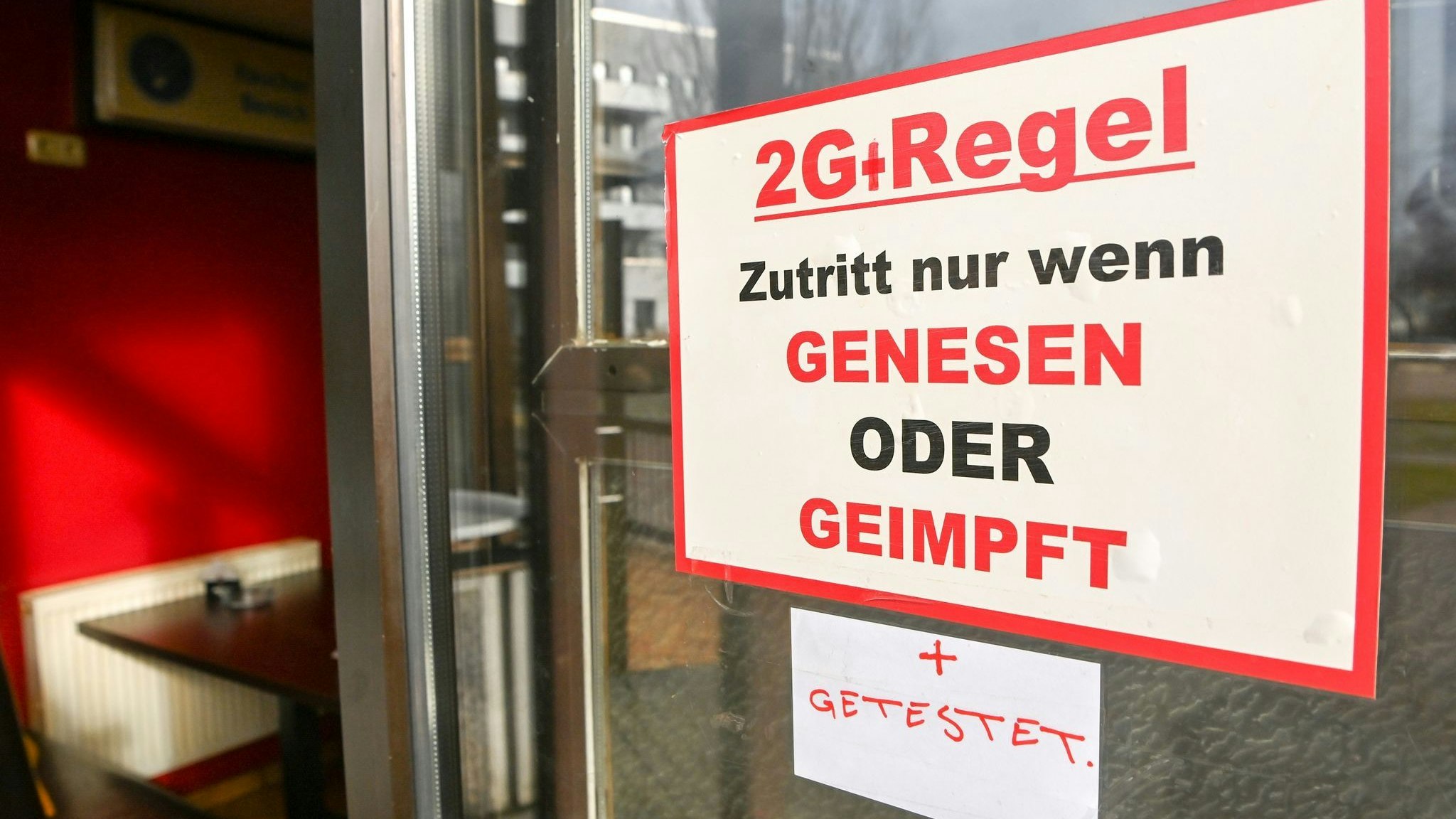 In Deutschland wird über die Aufhebung von Corona-Maßnahmen diskutiert. Foto: dpa/Kalaene