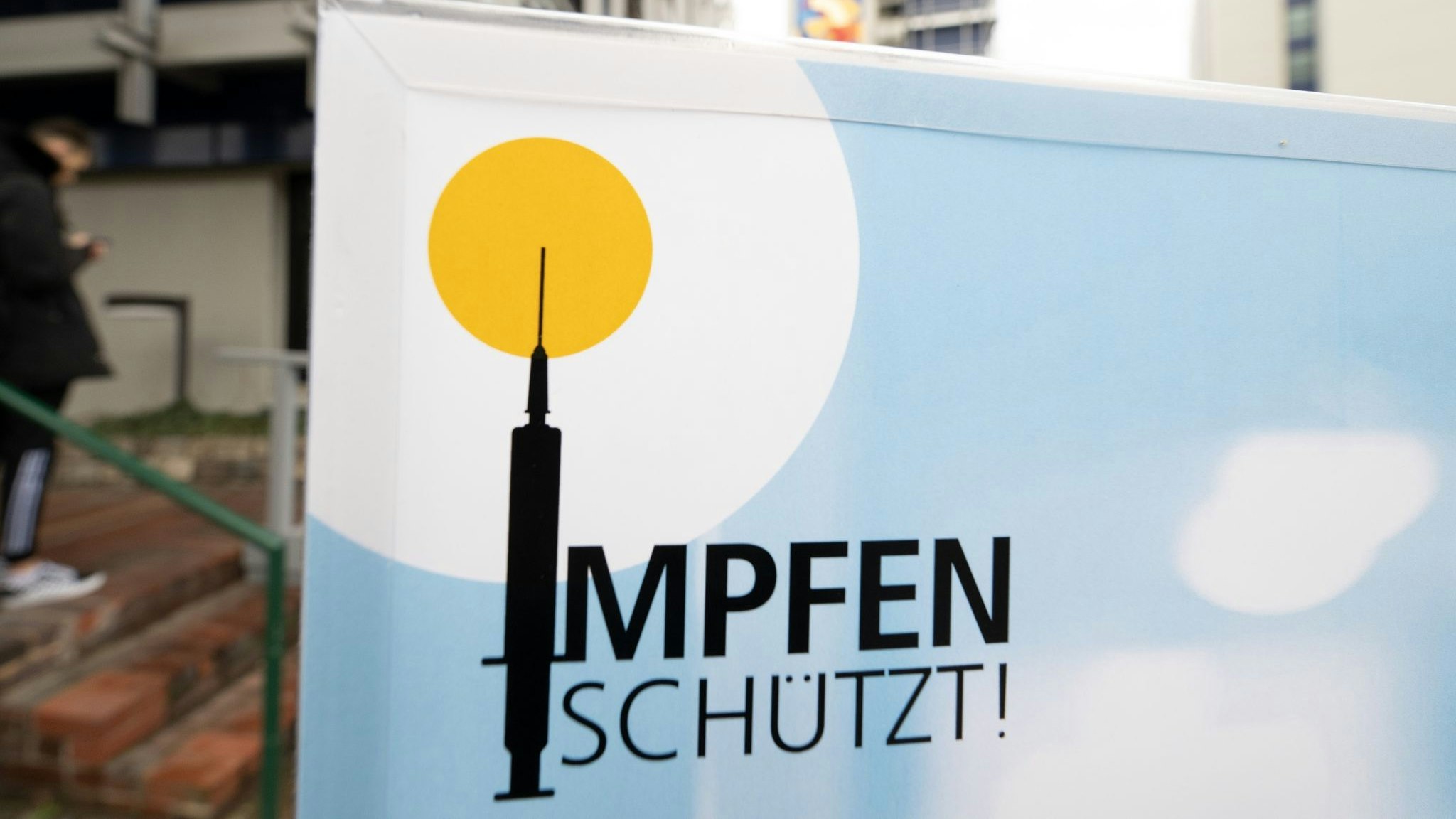 "Impfen schützt": Ein Hinweisschild für ein Impfzentrum in Stuttgart. Foto: dpa/Weißbrod