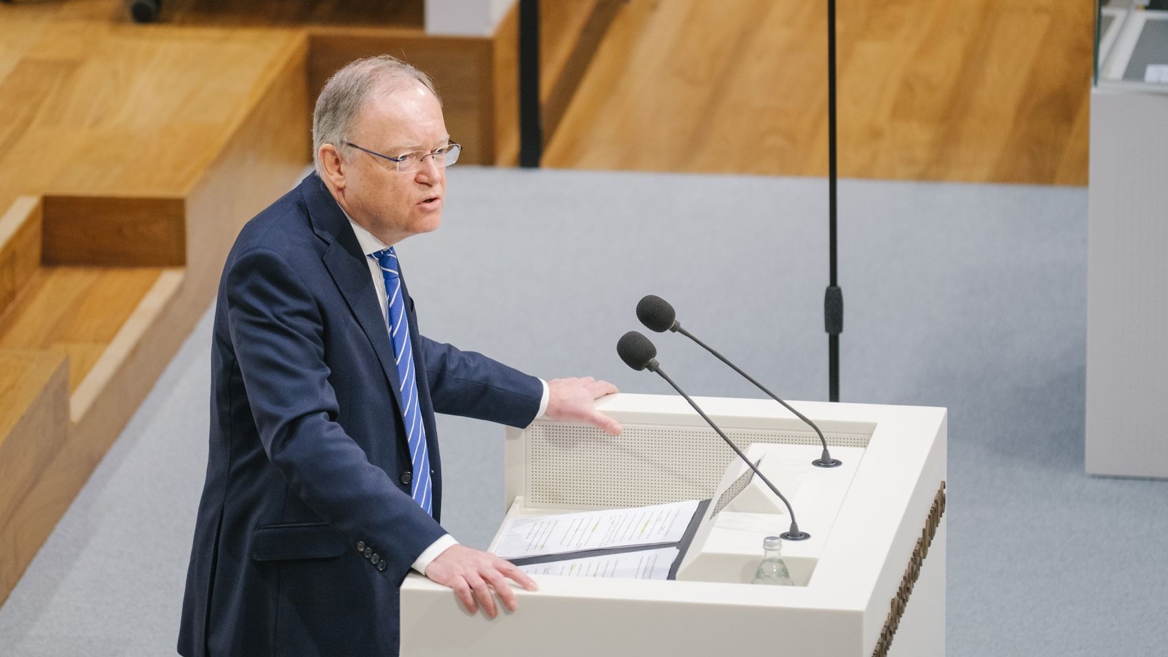 Optimistisch, aber vorsichtig: Niedersachsens Ministerpräsident Stephan Weil (SPD) im Landtag. Foto: dpa/Spata