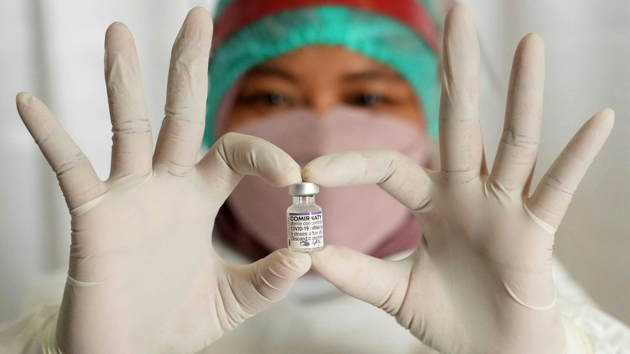 Ein Fläschchen des Impfstoffs Comirnaty der Firma Pfizer. Foto: dpa/Syuflana