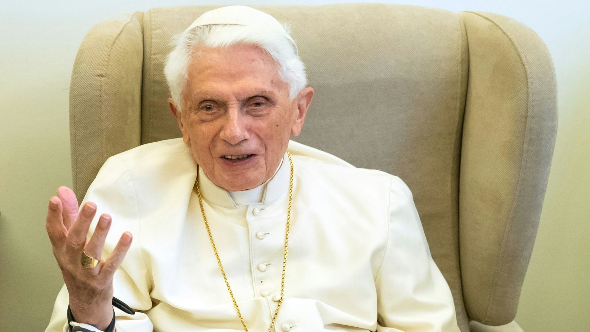 Der emeritierte Papst Benedikt XVI bittet Opfer des sexuellen Missbrauchs in der katholischen Kirche um Verzeihung. Foto: dpa/Karmann