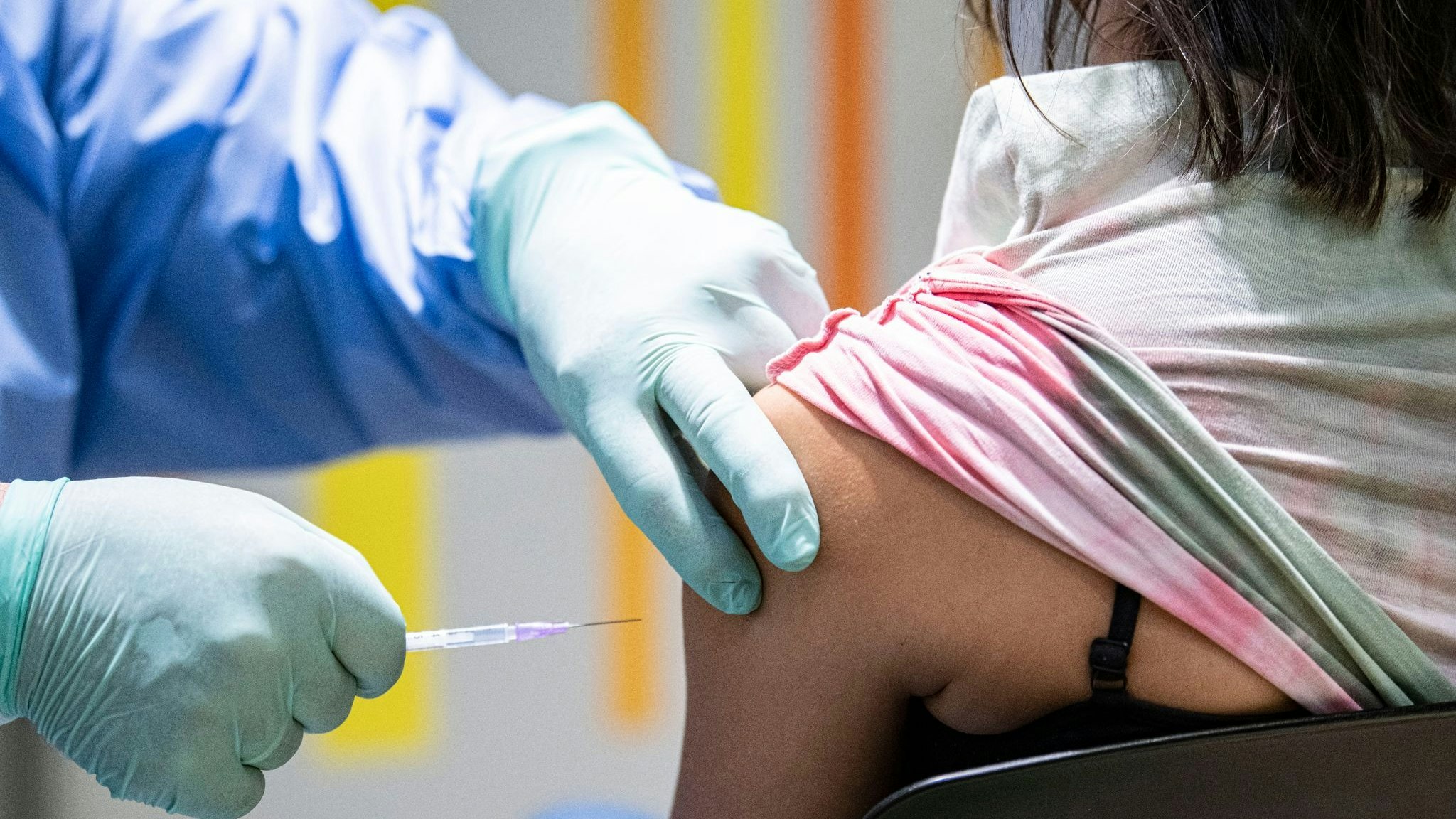 Eine Person wird im Impfzentrum Berlin-Tegel von einem Impfarzt gegen das Coronavirus geimpft. Foto: dpa/Sommer