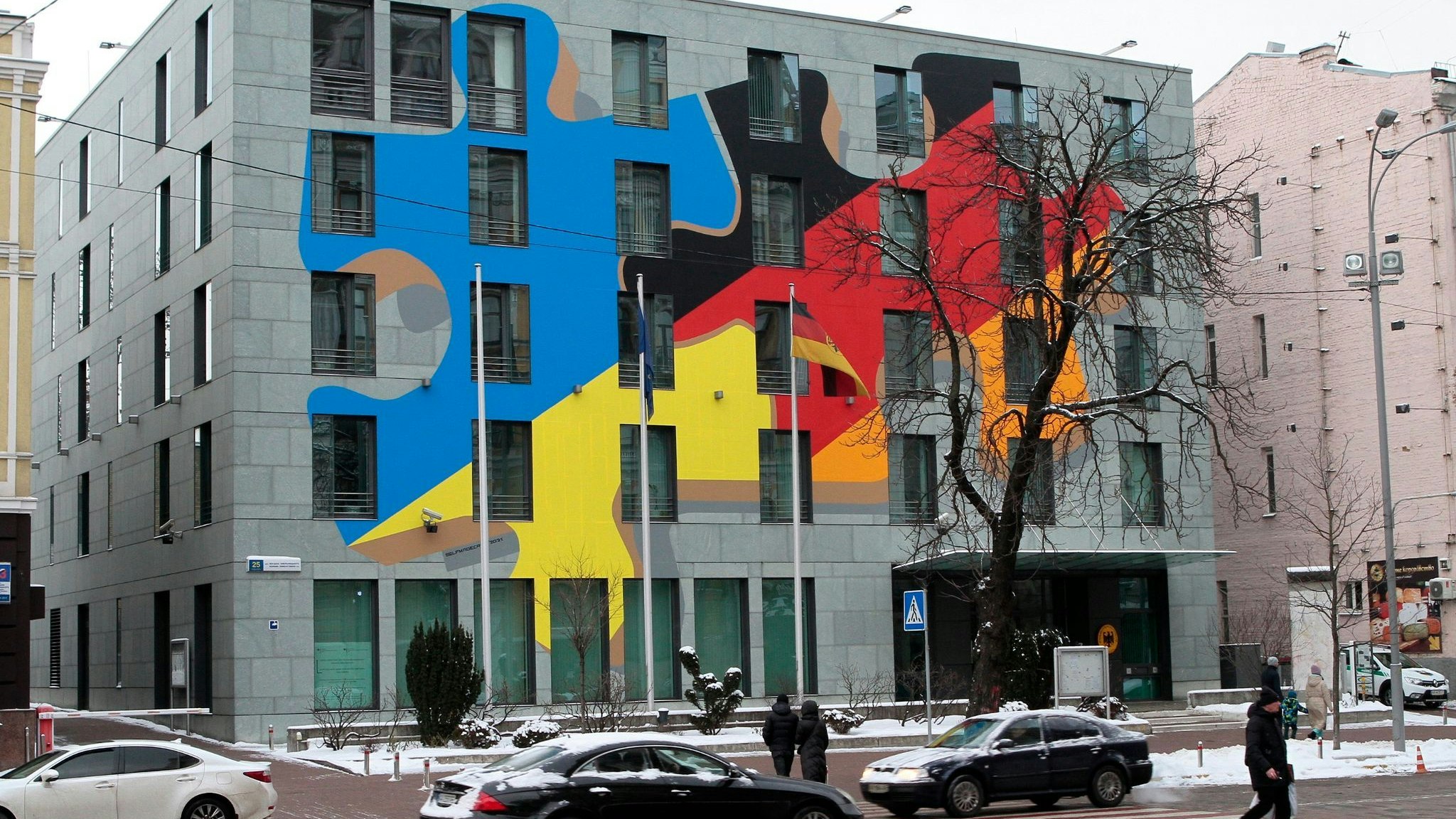 „Reisen Sie kurzfristig aus“: Die deutsche Botschaft in Kiew. Foto: dpa/Marchenko