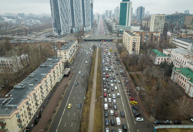 Autos stauen sich in Kiew, während die Menschen die Stadt verlassen.