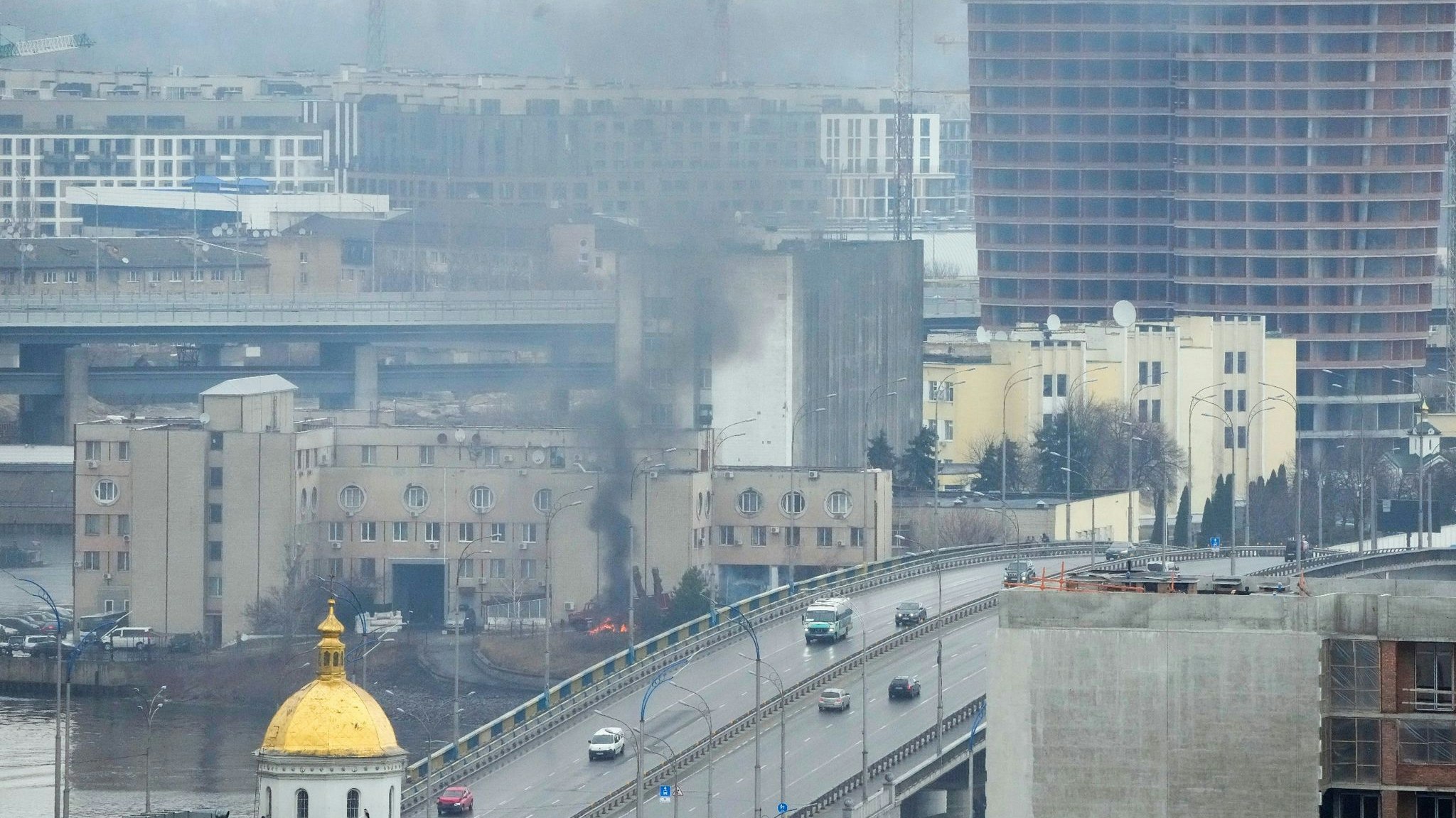 Rauch und Flammen steigen in der Nähe eines Militärgebäudes nach einem offensichtlichen russischen Angriff auf. Die russischen Truppen haben ihren erwarteten Angriff auf die Ukraine gestartet. Foto: dpa