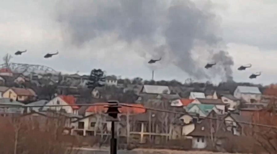 Auf diesem vom Pressedienst der ukrainischen Polizeibehörde veröffentlichten Handout-Foto fliegen offenbar russische Militärhubschrauber über dem Stadtrand von Kiew. Foto: dpa