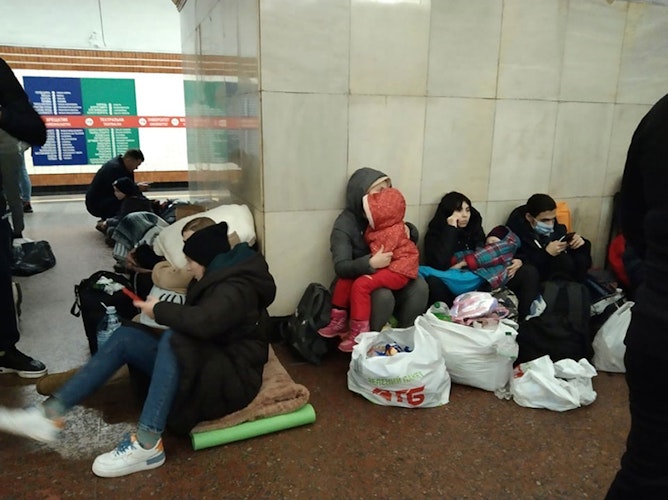 Menschen sitzen in einer U-Bahn-Station in Kiew und nutzen diese als Bombenschutzraum. Foto: dpa