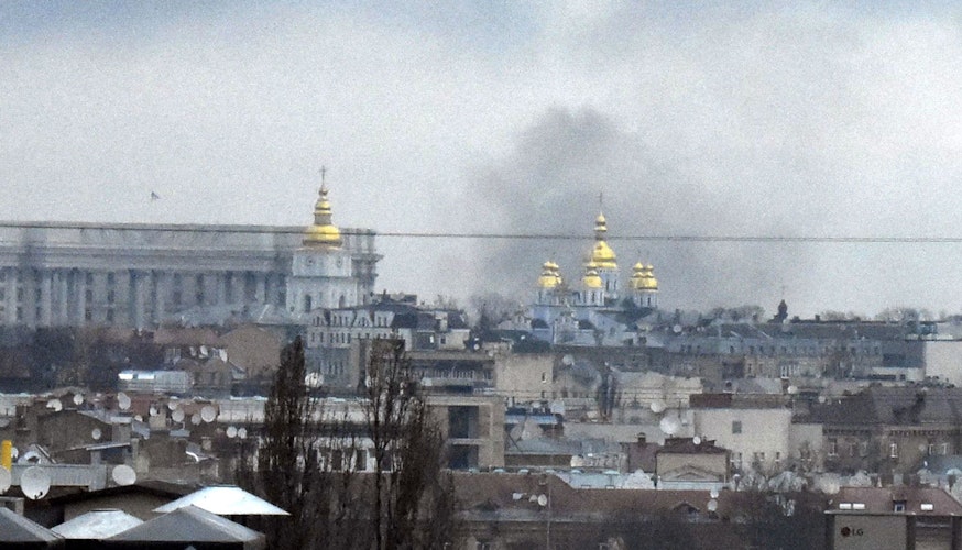 Russische Truppen haben ihren erwarteten Angriff auf die Ukraine gestartet. Über Kiew sind bereits Rauchschwaden zu sehen. Foto: dpa