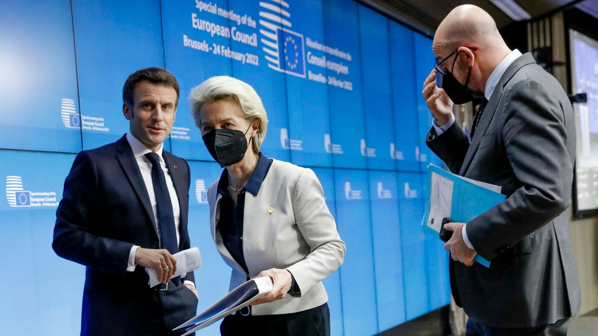 Frankreichs Präsident Emmanuel Macron, Ursula von der Leyen und Charles Michel sprechen vor dem außerordentlichen EU-Gipfel zur Ukraine in Brüssel. Foto: Olivier Hoslet /Pool EPA via AP / dpa
