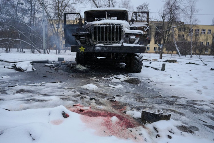 Blut ist im Schnee neben einem zerstörten russischen Militärfahrzeug am Stadtrand von Charkiw zu sehen. Foto: dpaGhirda