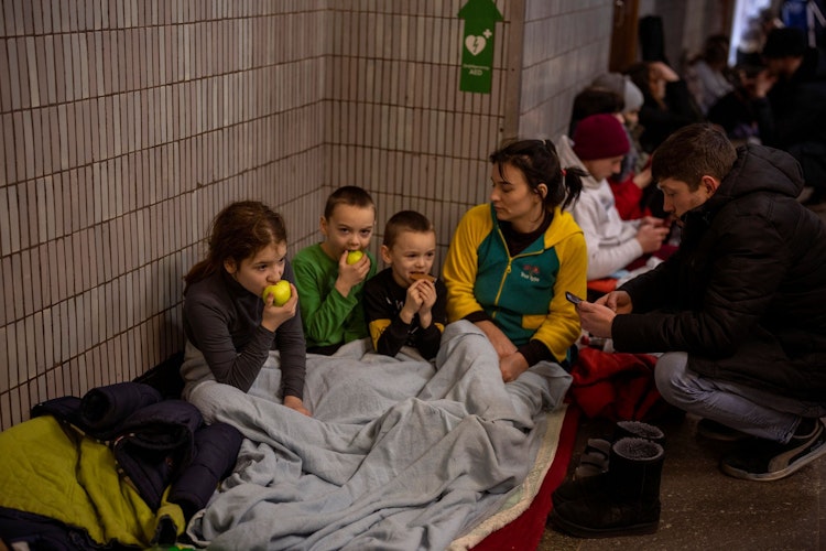 Zuflucht: Zahlreiche Menschen suchen in Kiew Schutz in Metrostationen. Foto: dpa