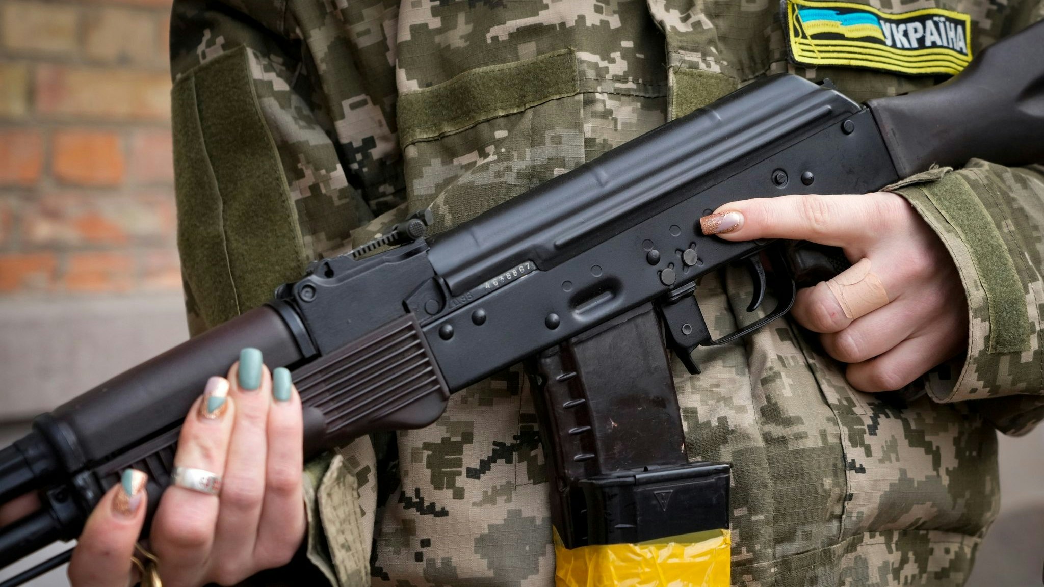 Eine bewaffnete Zivilschützerin mit einem Kalaschnikow-Sturmgewehr in Charkiw. Foto: dpa/AP/Lukatsky