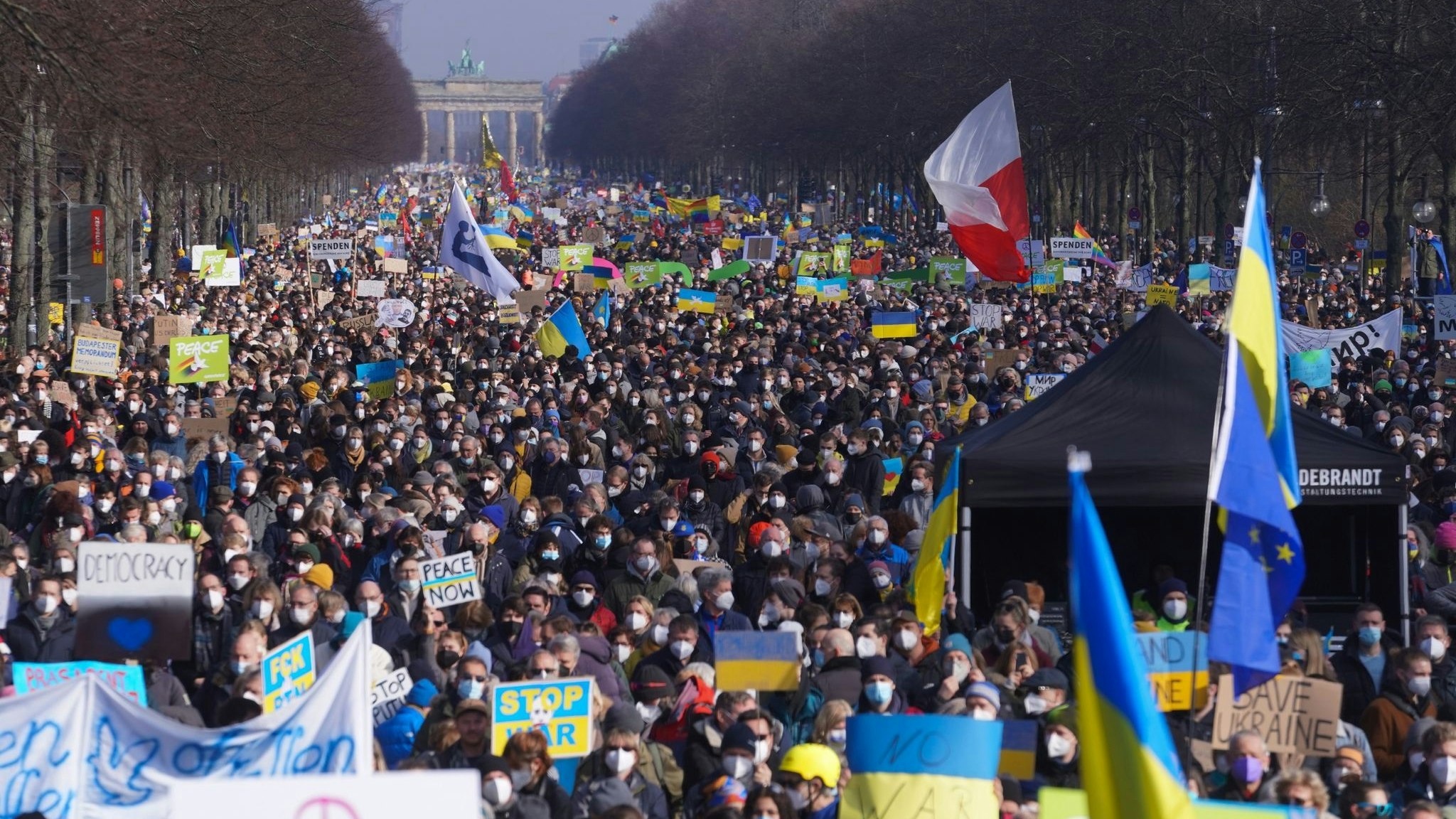 Zehntausende Menschen demonstrieren in Berlin gegen den russischen Angriff auf die Ukraine. Foto: dpa/Carstensen