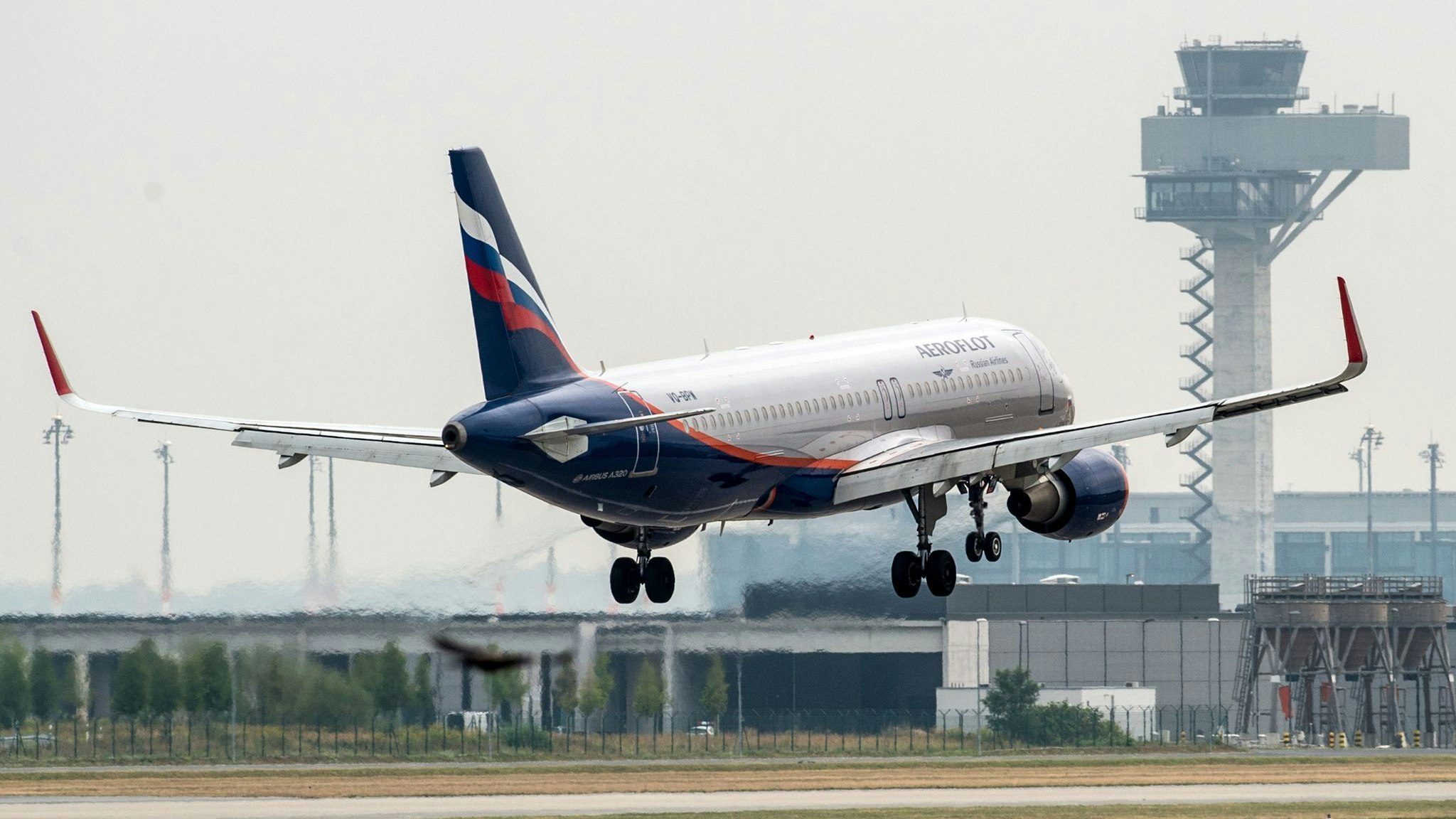 Passagierflugzeug der Aeroflot landet am BER. Deutschland sperrt ab Sonntagnachmittag den Luftraum für russische Maschinen. Foto: dpa/Pleul