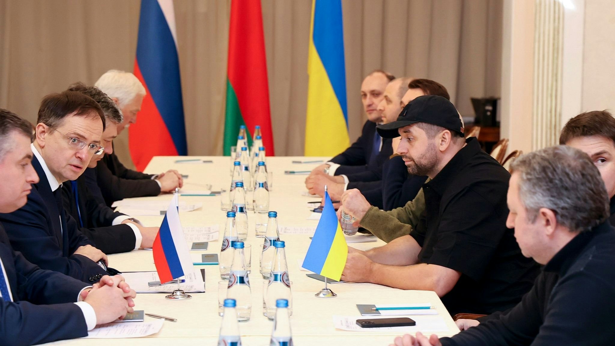 Gespräche zwischen einer ukrainischen und einer russischen Delegation. Foto: dpa/Kholodilin