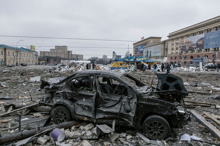 Die Stadt Charkiw wurde massiv angegriffen: Der zentrale Platz liegt nach dem Beschuss des Rathauses in Trümmern. Foto: dpa