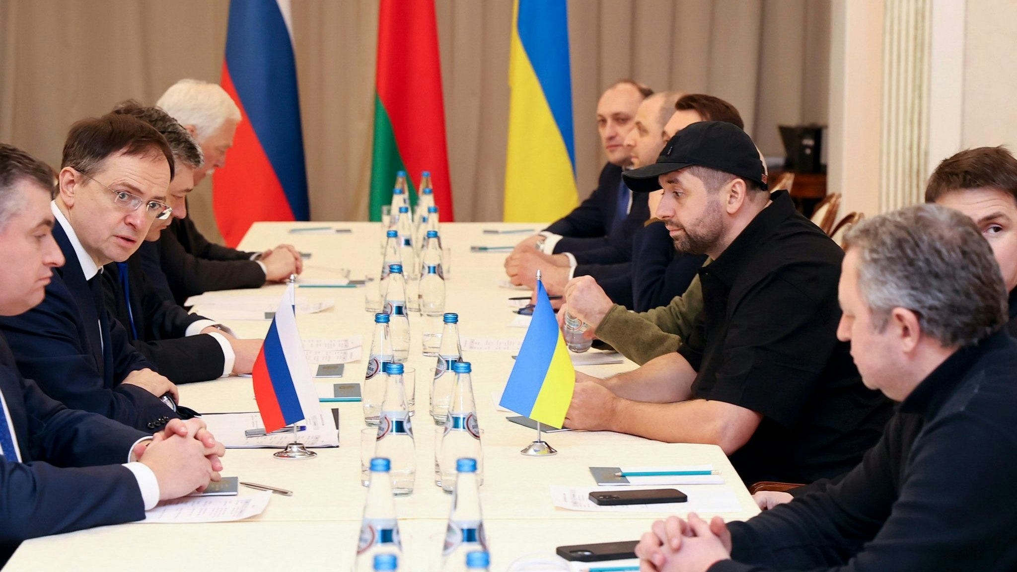 Die russische und die ukrainische Delegation (links) beim ersten Treffen in Gomel, Belarus.&nbsp;Foto: dpa/Kholodilin