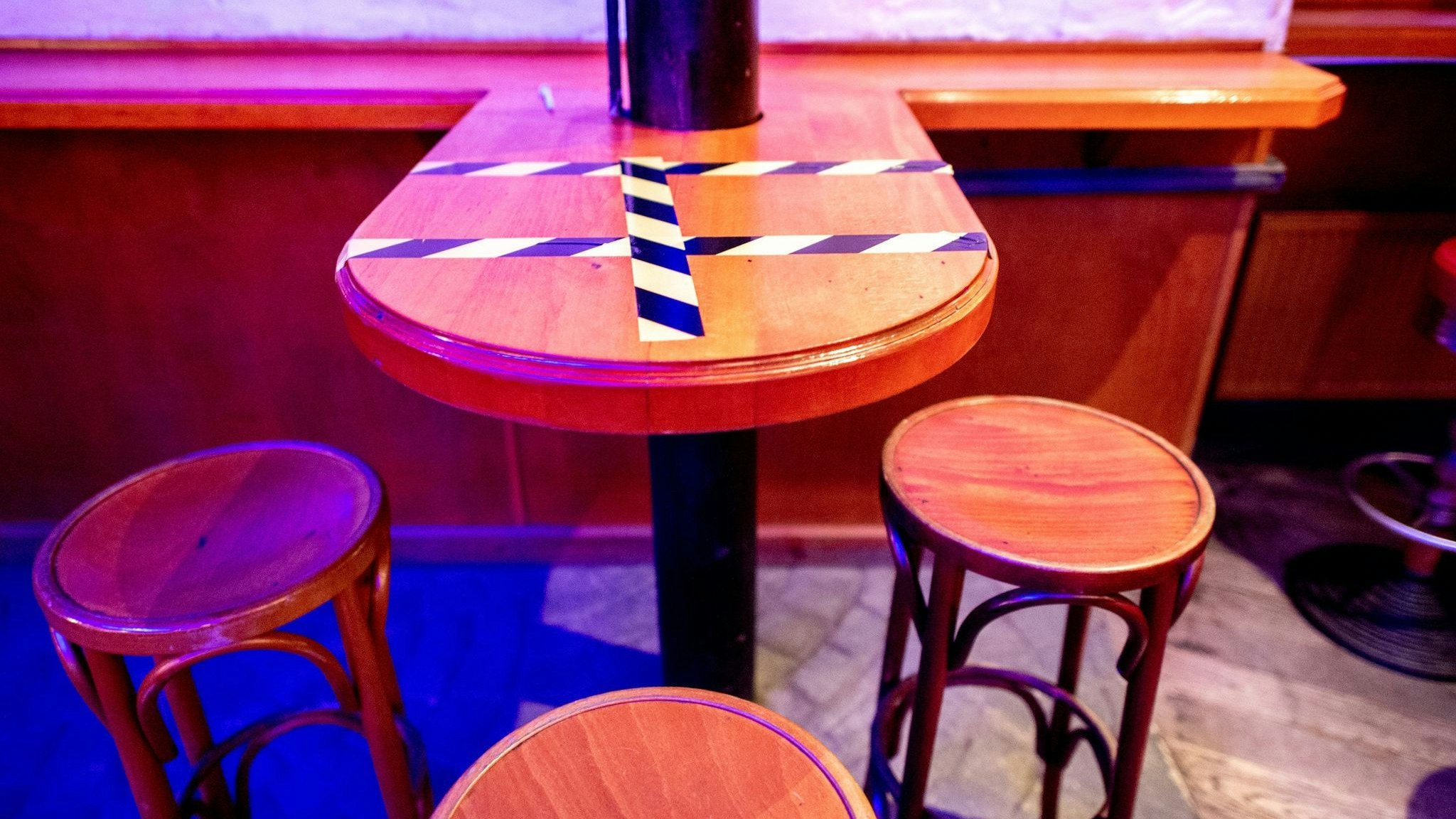 Barhocker stehen an einem mit Klebeband abgesperrten Tisch in der „Dax Bierbörse“, einer Diskothek in Hannover. Symbolfoto: dpa