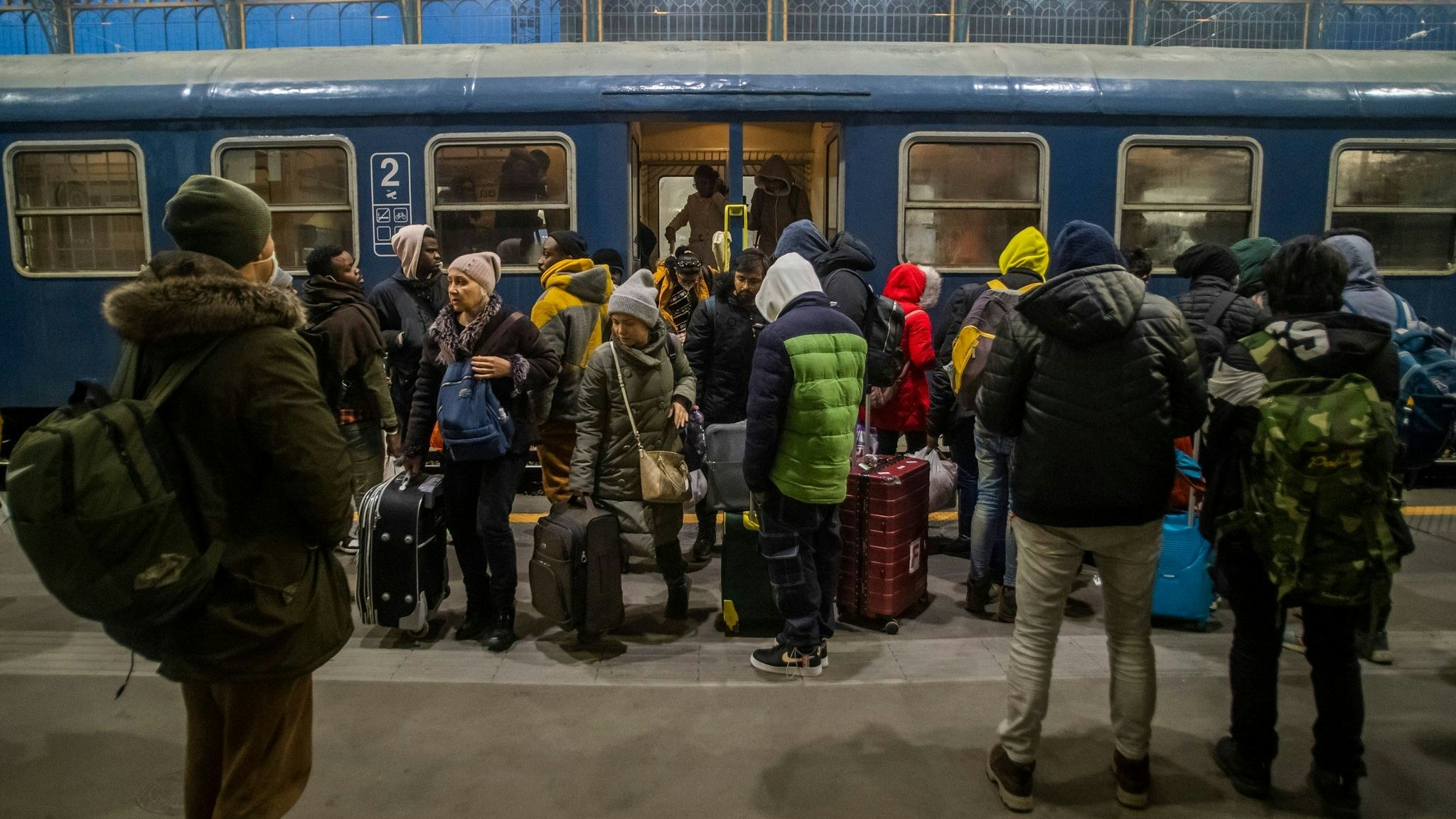 Flüchtlinge aus der Ukraine kommen in Budapest an. Innerhalb kürzester Zeit müssen wegen der russischen Aggression immer mehr Menschen aus der Ukraine fliehen. Foto: dpa/Balogh