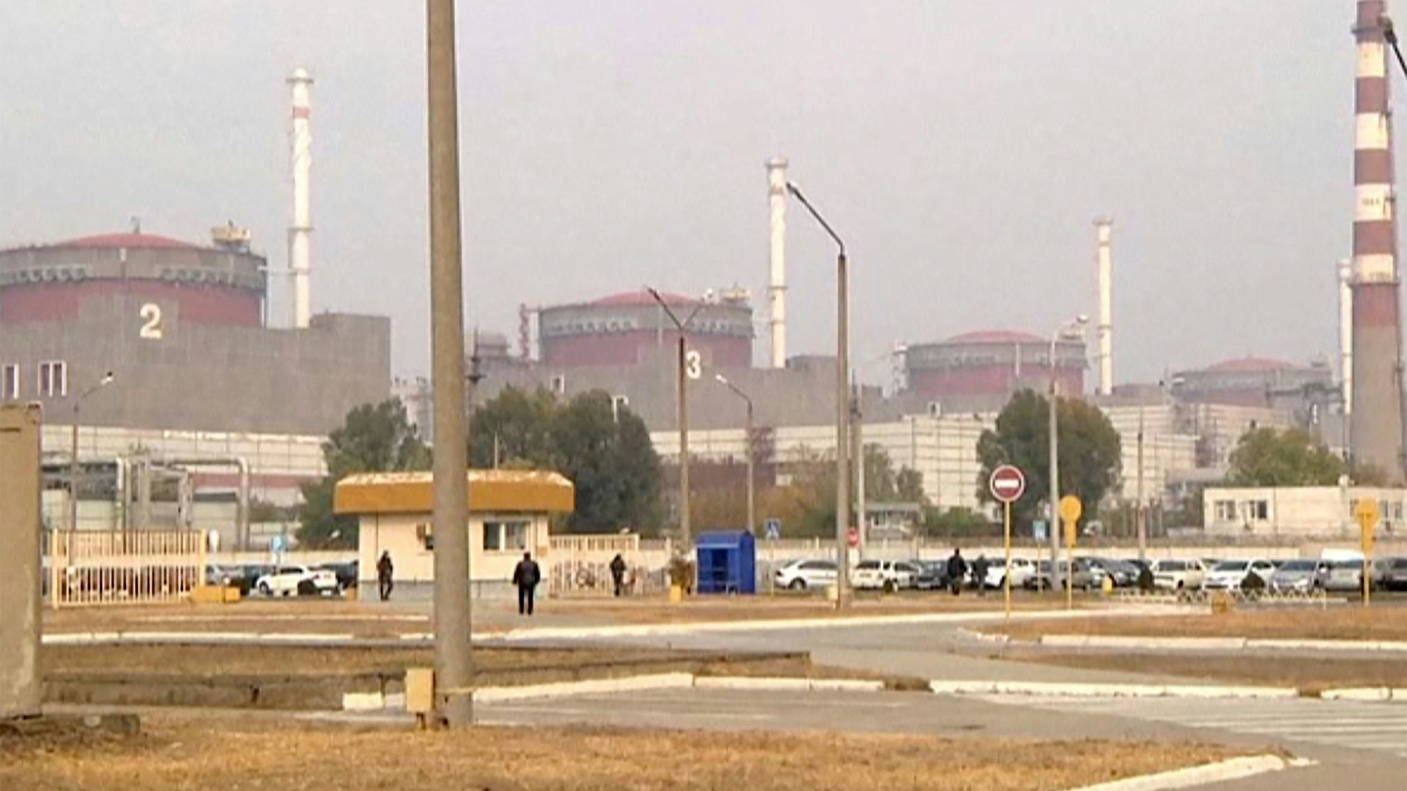 Gelände des Atomkraftwerks Saporischschja. Hier ist es zu einem Brand gekommen. Erhöhte Strahlung ist bislang nicht gemessen worden. Foto: Uncredited/AP/dpa