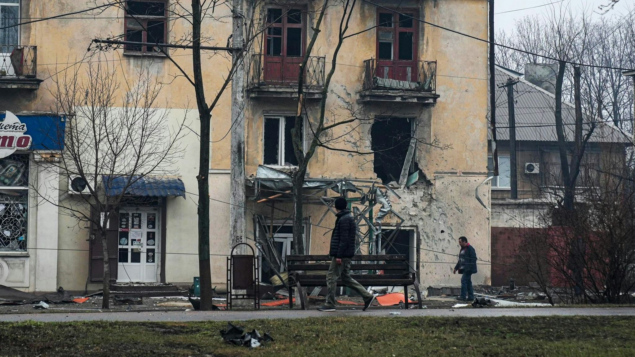 Beschossenes Haus in Mariupol. Zivilisten sollen die Stadt durch humanitäre Korridore verlassen können. Foto: dpa/Maloletka